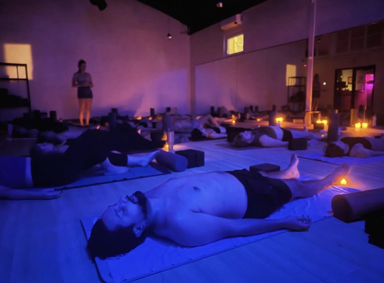 a woman is doing a piyoma exercise in a gym