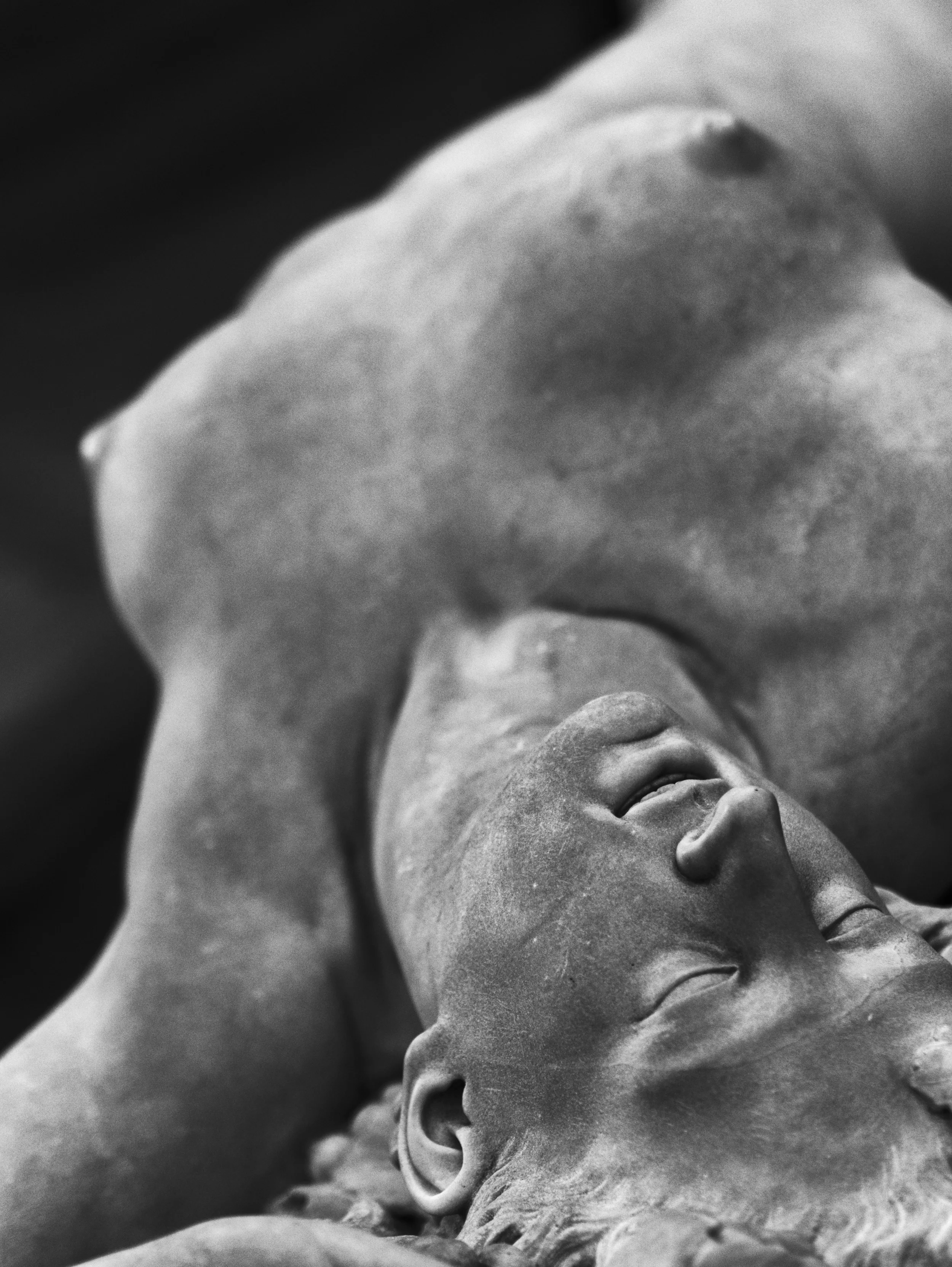 Photographie de sculpture à la pose expressive et à la composition en faisant une oeuvre d'art différente, en deux dimensions