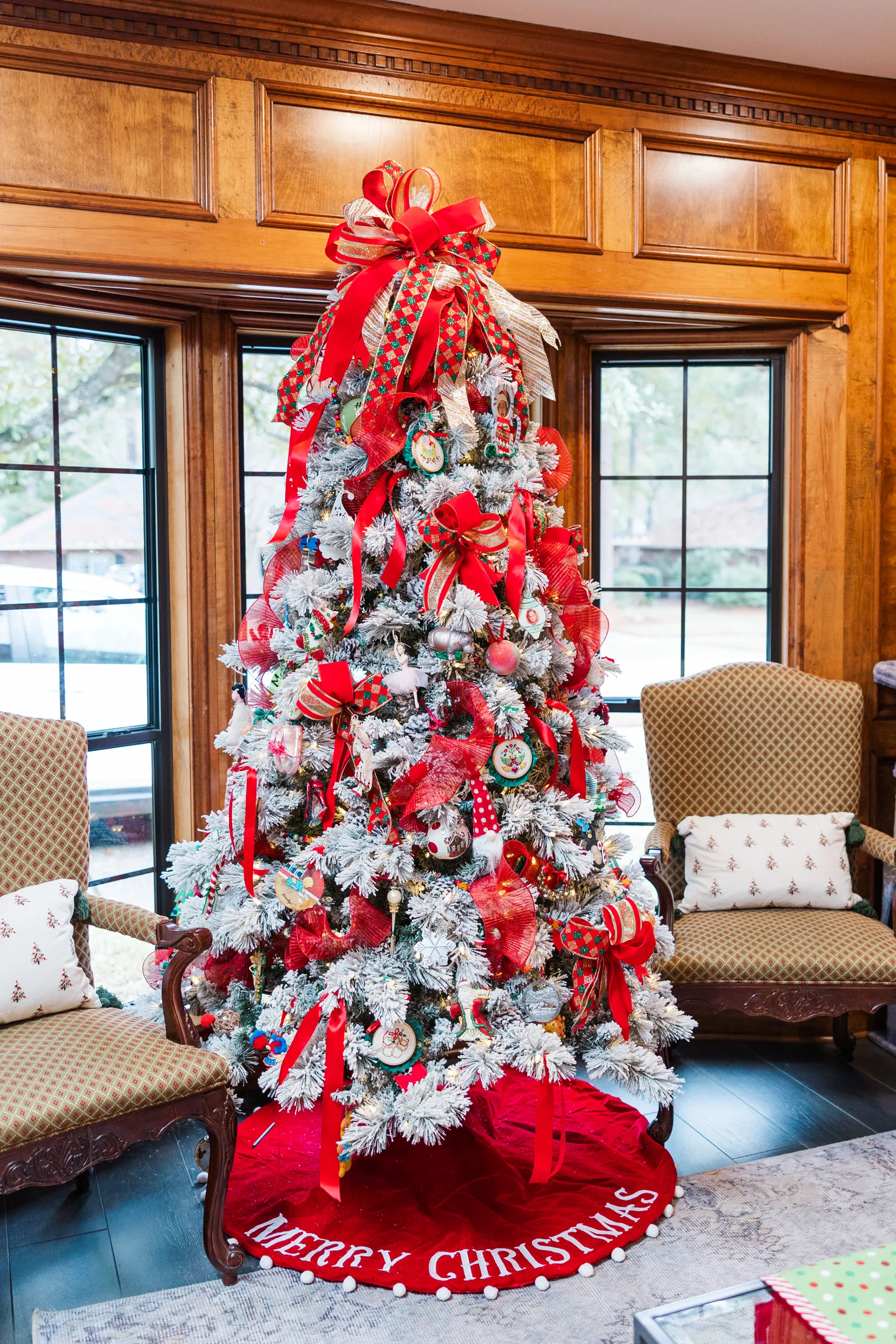 Luxury table setting by Sarah Overall Events with pink embroidered napkins, gold-rimmed plates, floral arrangements, and personalized menus in Shreveport.