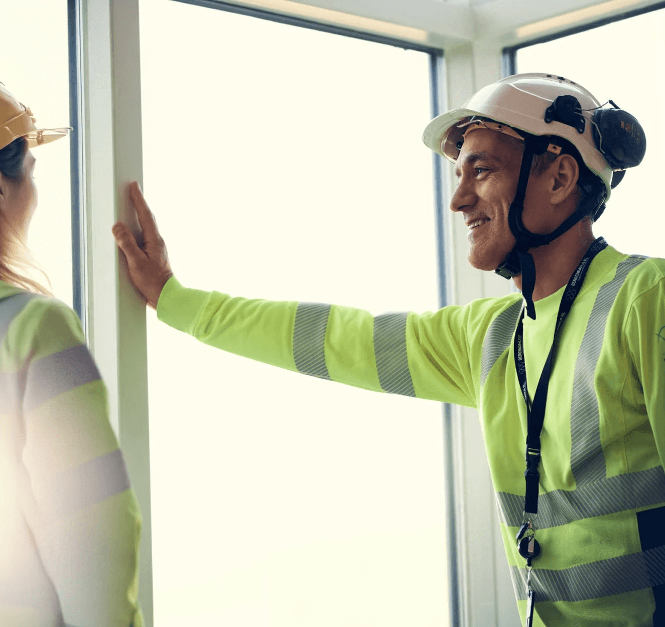 En man pratar med en kollega