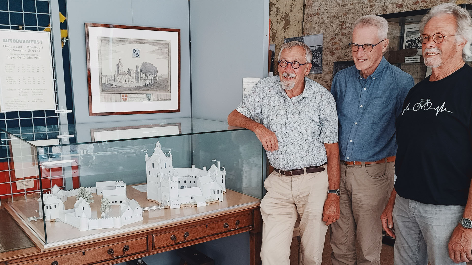 Bouwers van de maquette. Vlnr: Jan van Loon, Lex van Wijk en Peter Gruters