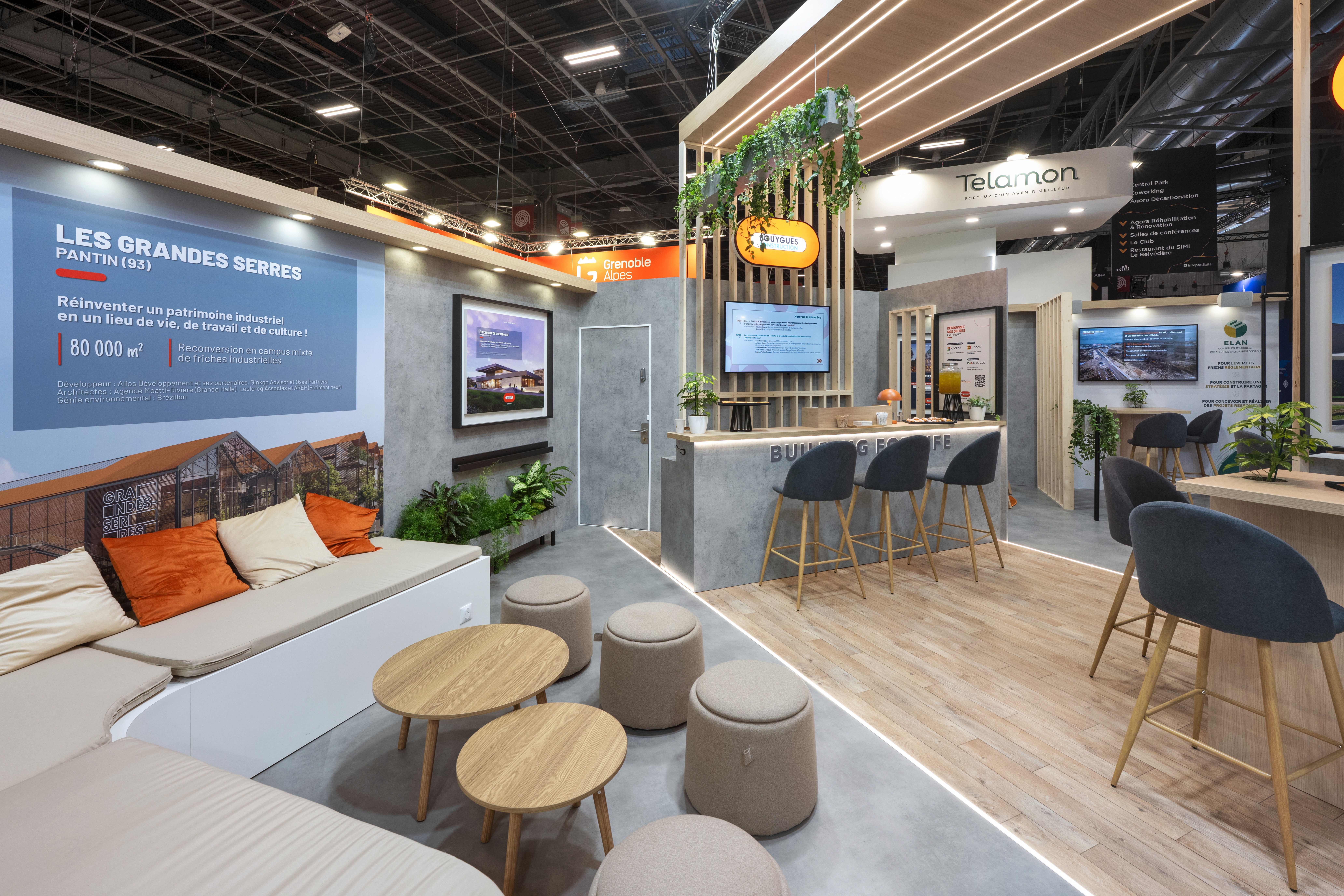 Stand Groupe Bouygues SIMI 2025 Paris conçu par Expace – vue intérieure espace réunion premium avec mobilier design, parquet clair et signalétique de marque grand format