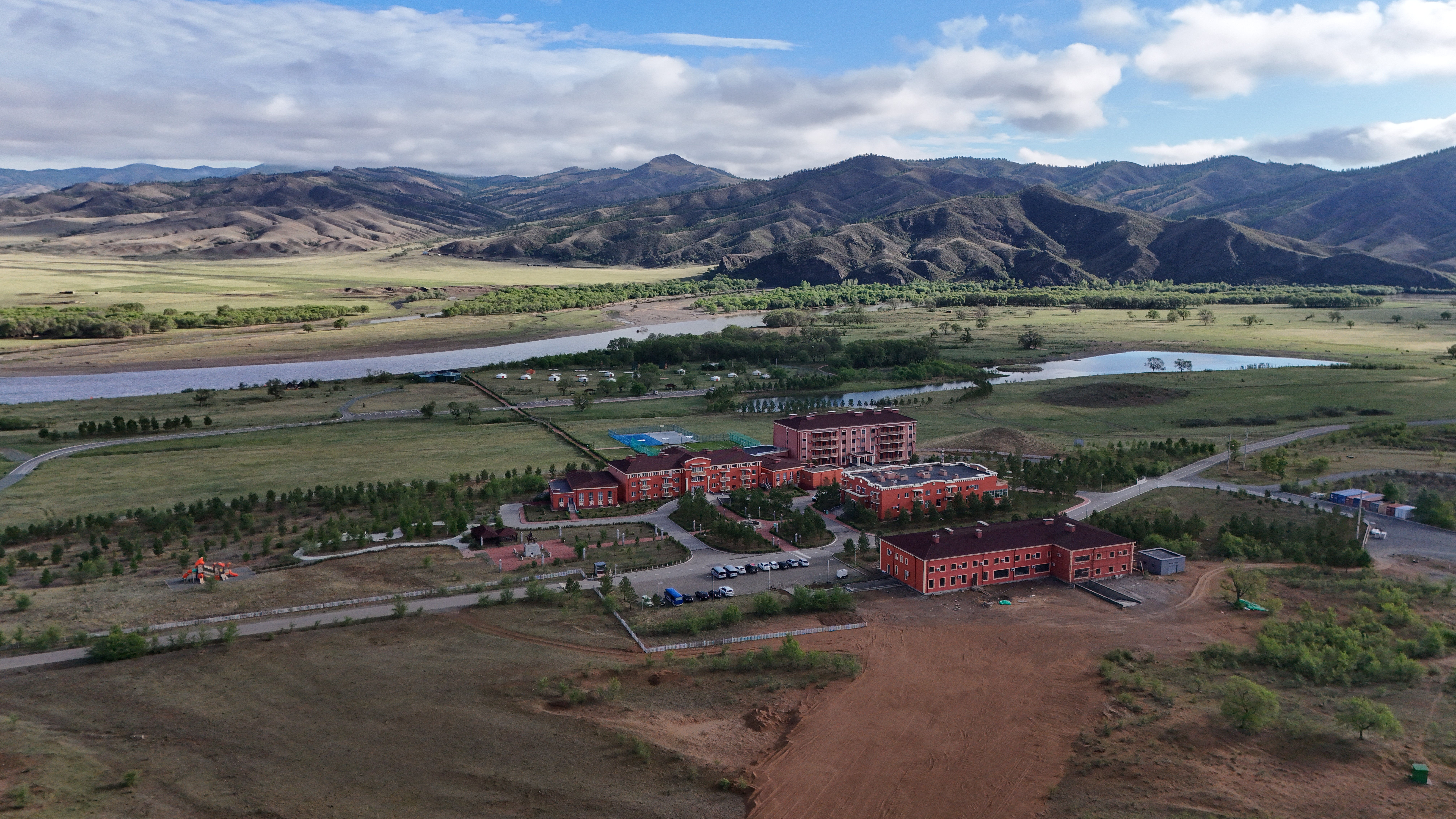 2024년 여름에 촬영한 차간 수바르가(흰 스투파)의 모습이 담긴 사진