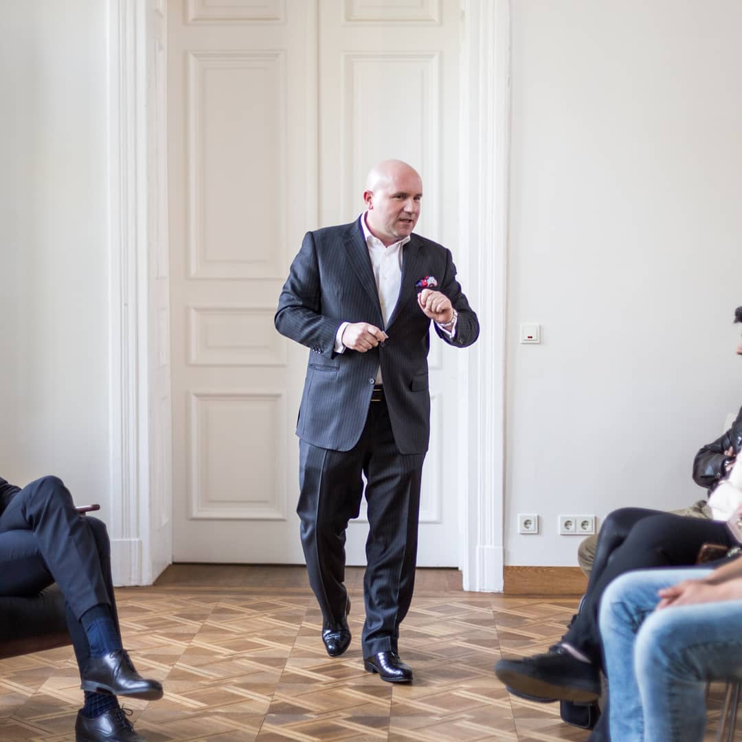 Dr. Florian Koschat, the CEO of Pallas Capital Advisory AG talks to LBS students