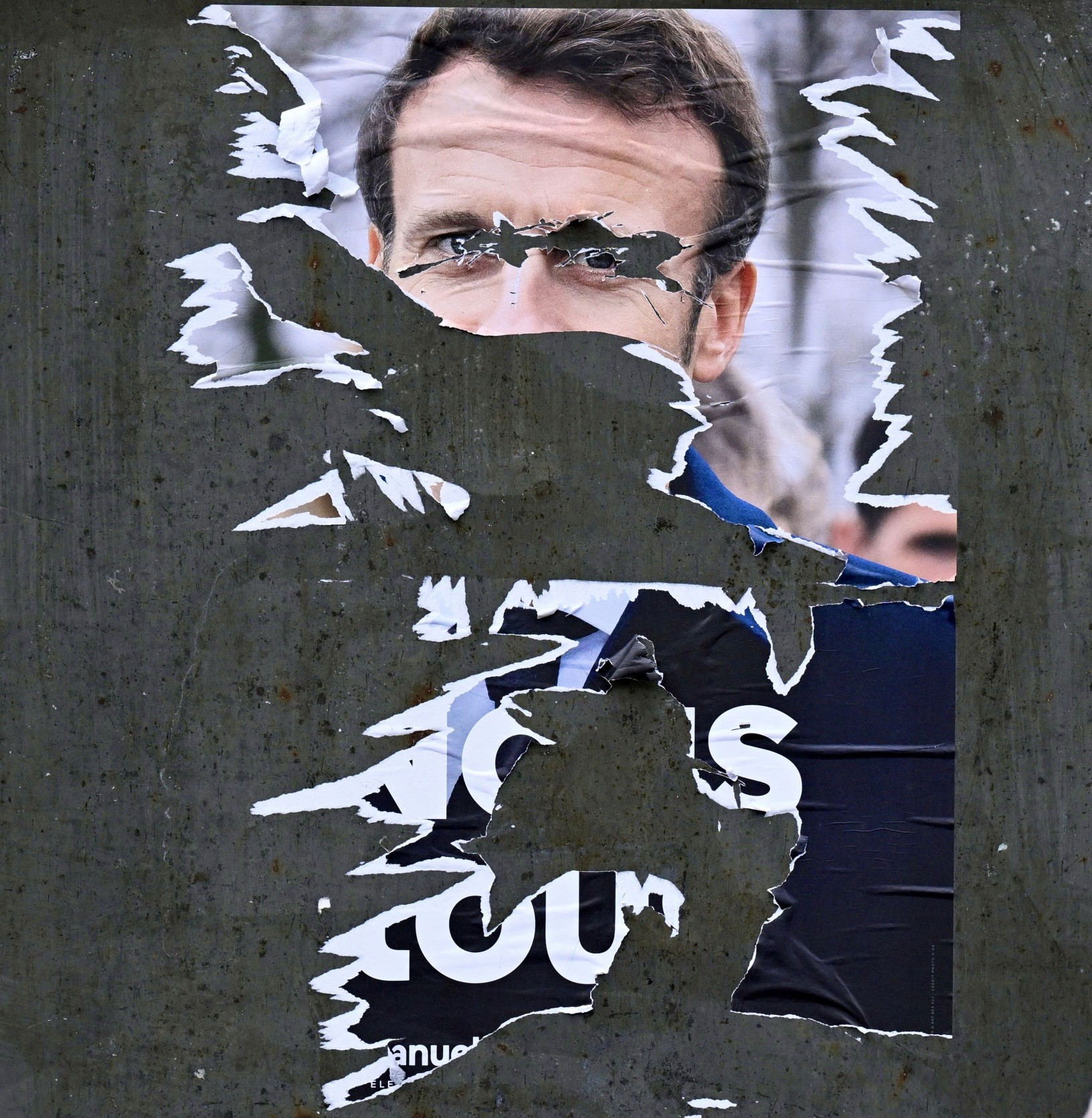 Affiche électorale déchirée d’Emmanuel Macron