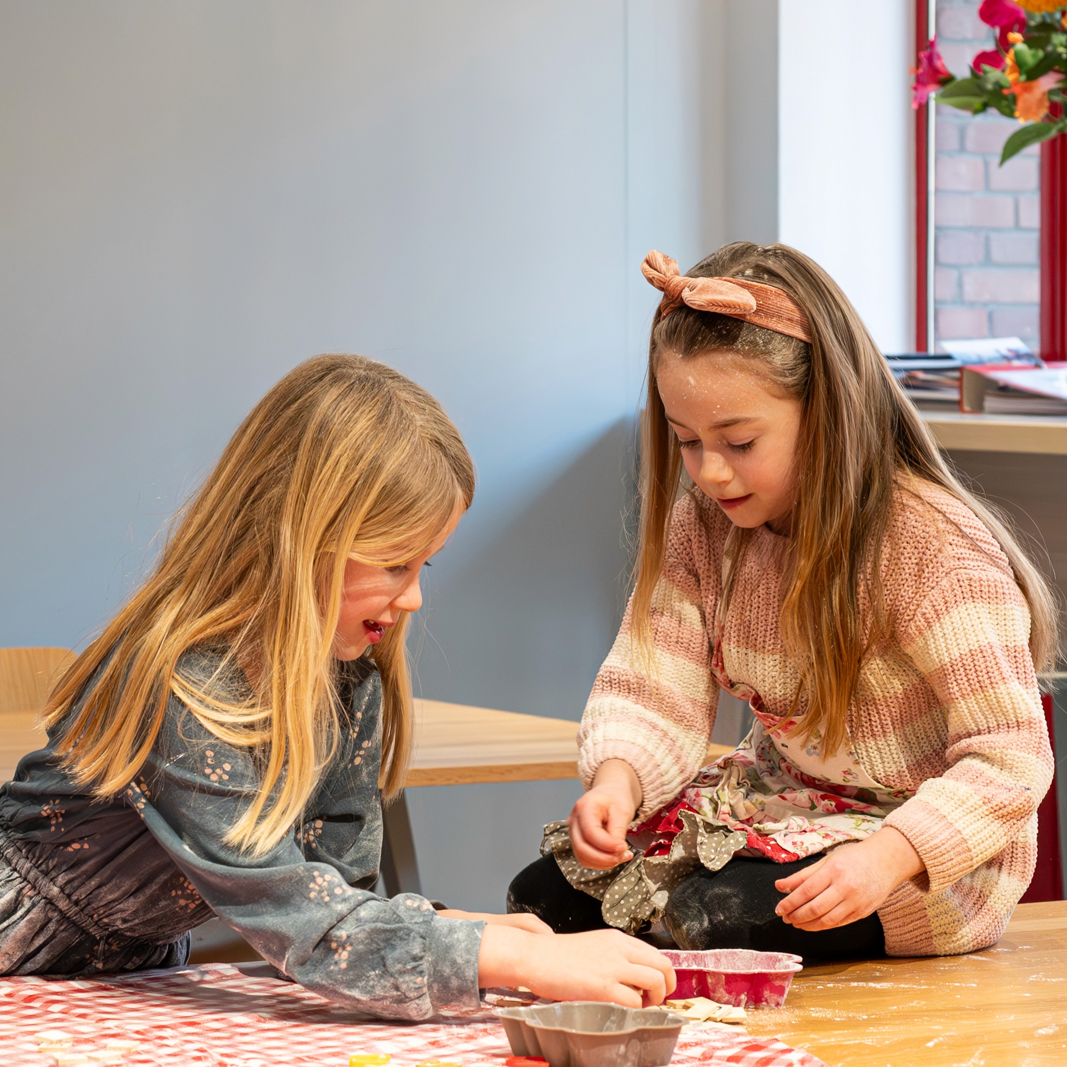 Stiekem koekjesdeeg snoepen van de deegroller.