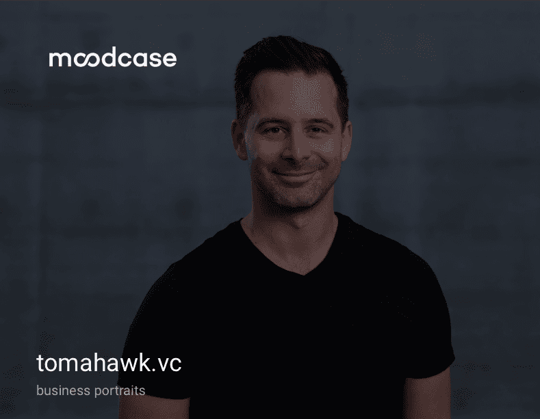 Custom branding example in moodcase, featuring a professional portrait with personalized gallery design for enhanced client trust and professional presentation.