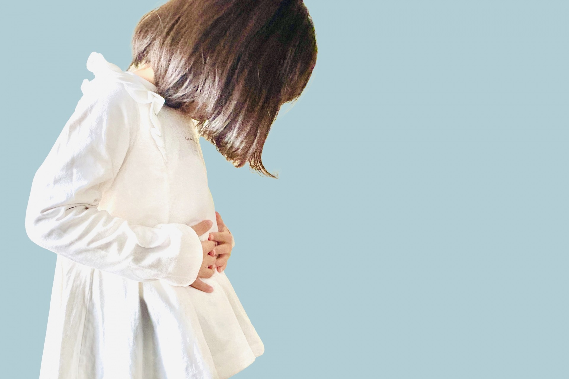 腹痛を訴える女の子｜「給食パン」でノロウイルス食中毒633人