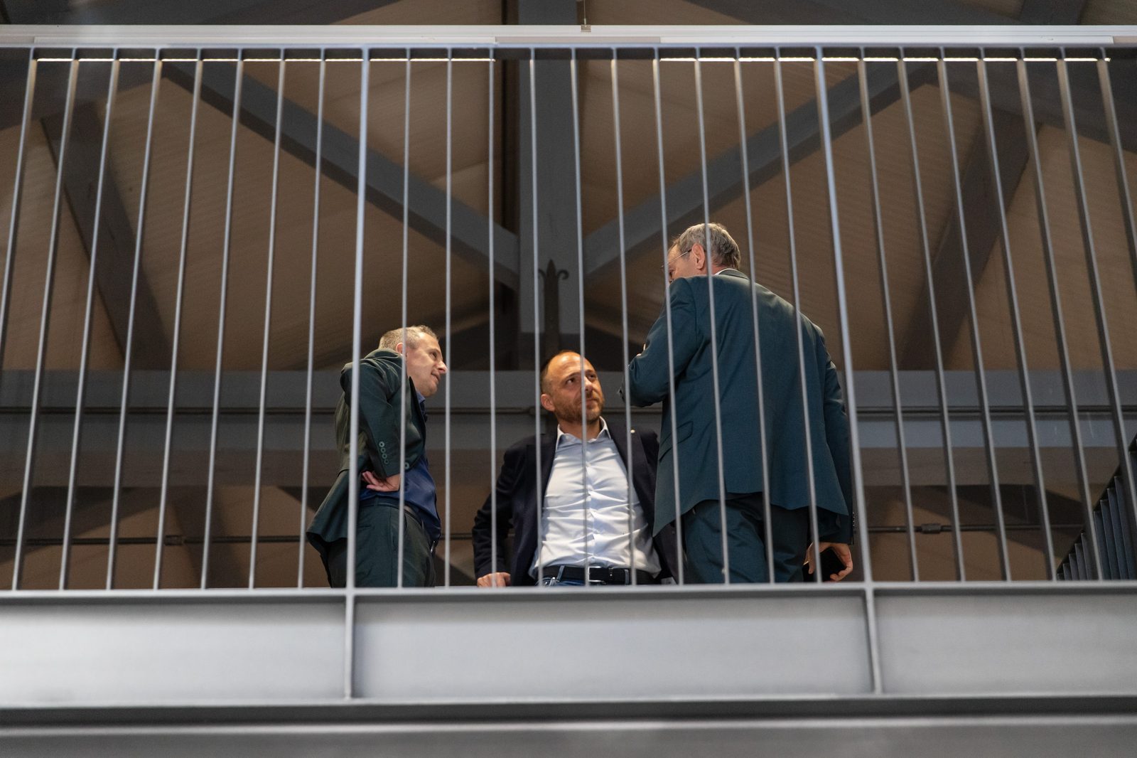 Momenti di confronto tra ospiti e partecipanti prima dell'avvio dei lavori