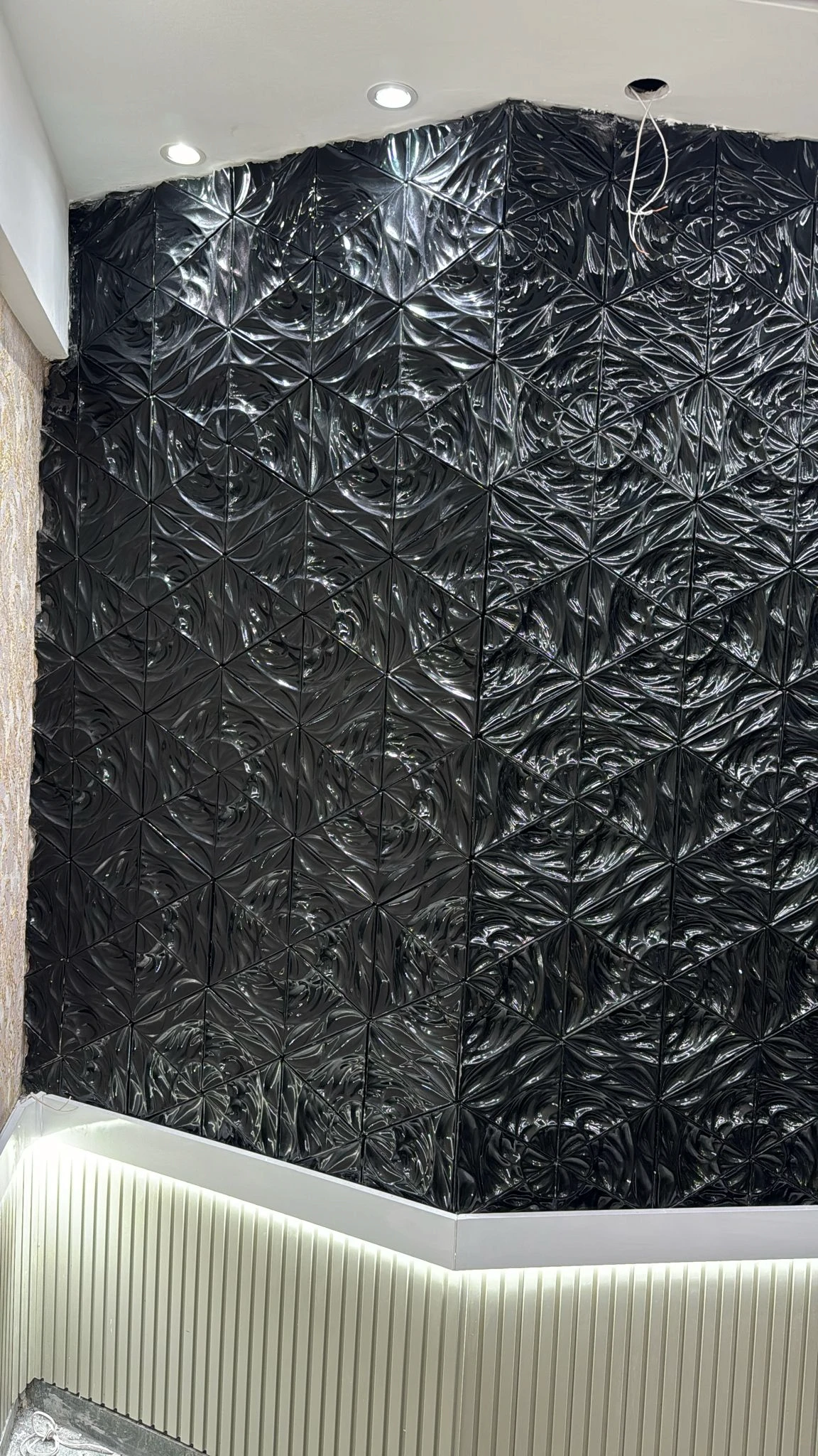 Dramatik ve maskülen iç mekanlar için siyah KLIMT 3D beton panel duvar tasarımı