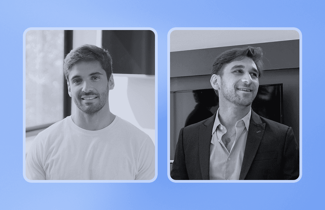 Montagem horizontal com dois retratos fotográficos em preto e branco sobre um fundo azul claro. À esquerda, Henrique Ferreira sorri para a câmera vestindo uma camiseta branca. À direita, Daniel Berezin, de paletó escuro e camisa aberta, sorri olhando para a lateral.