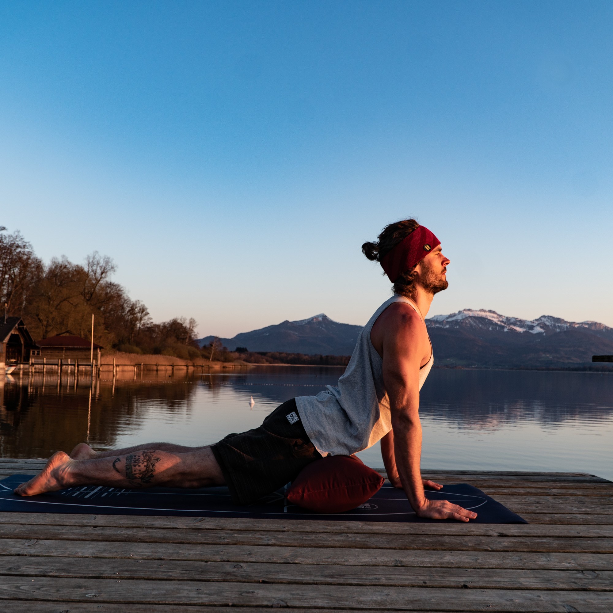 Stretching by the lake: Tobi Deckert in an upward-facing dog on the jetty — regularly lengthening the muscles is a fixed part of his recovery