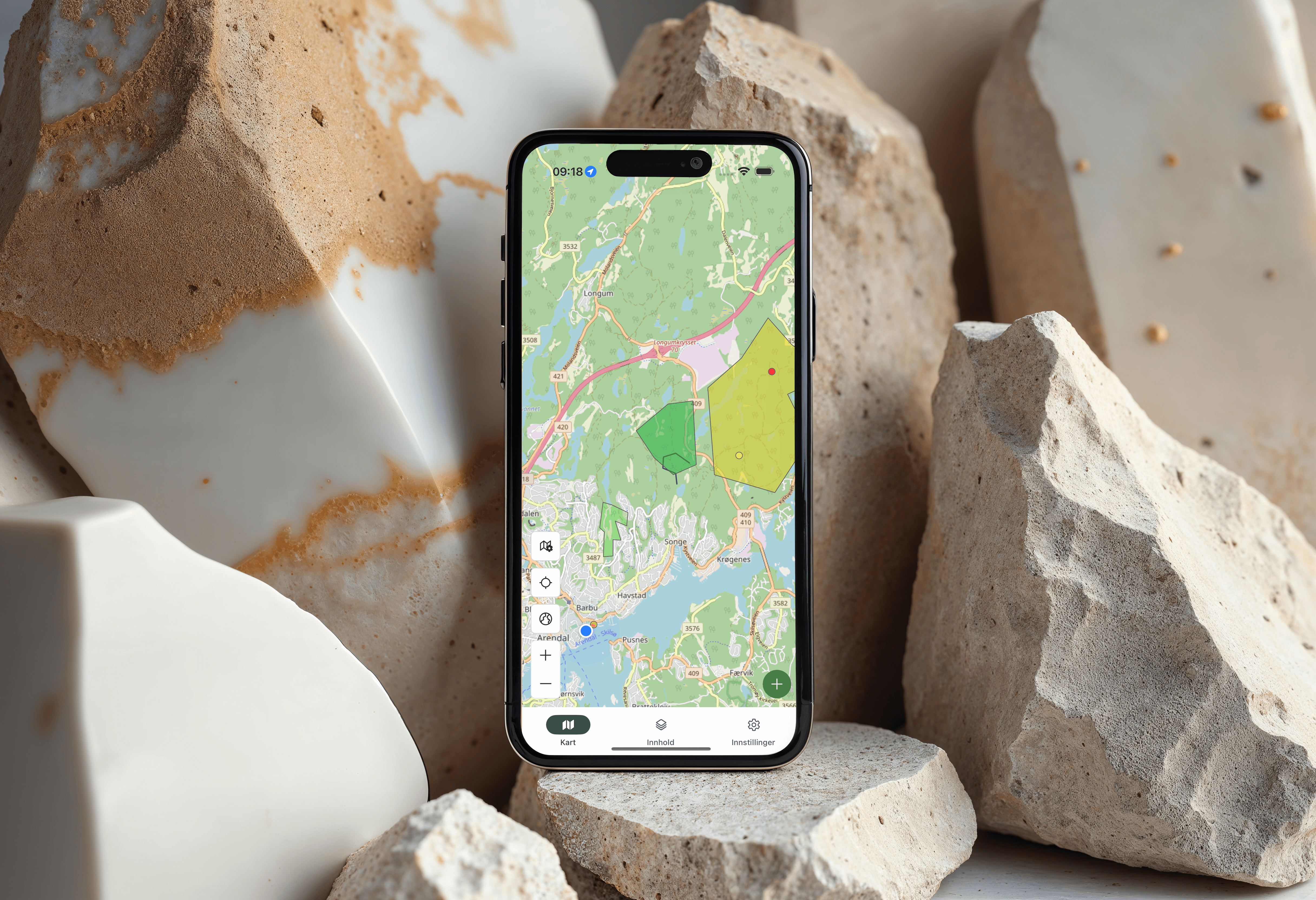 Adaptive Felt med stein i bakgrunnen