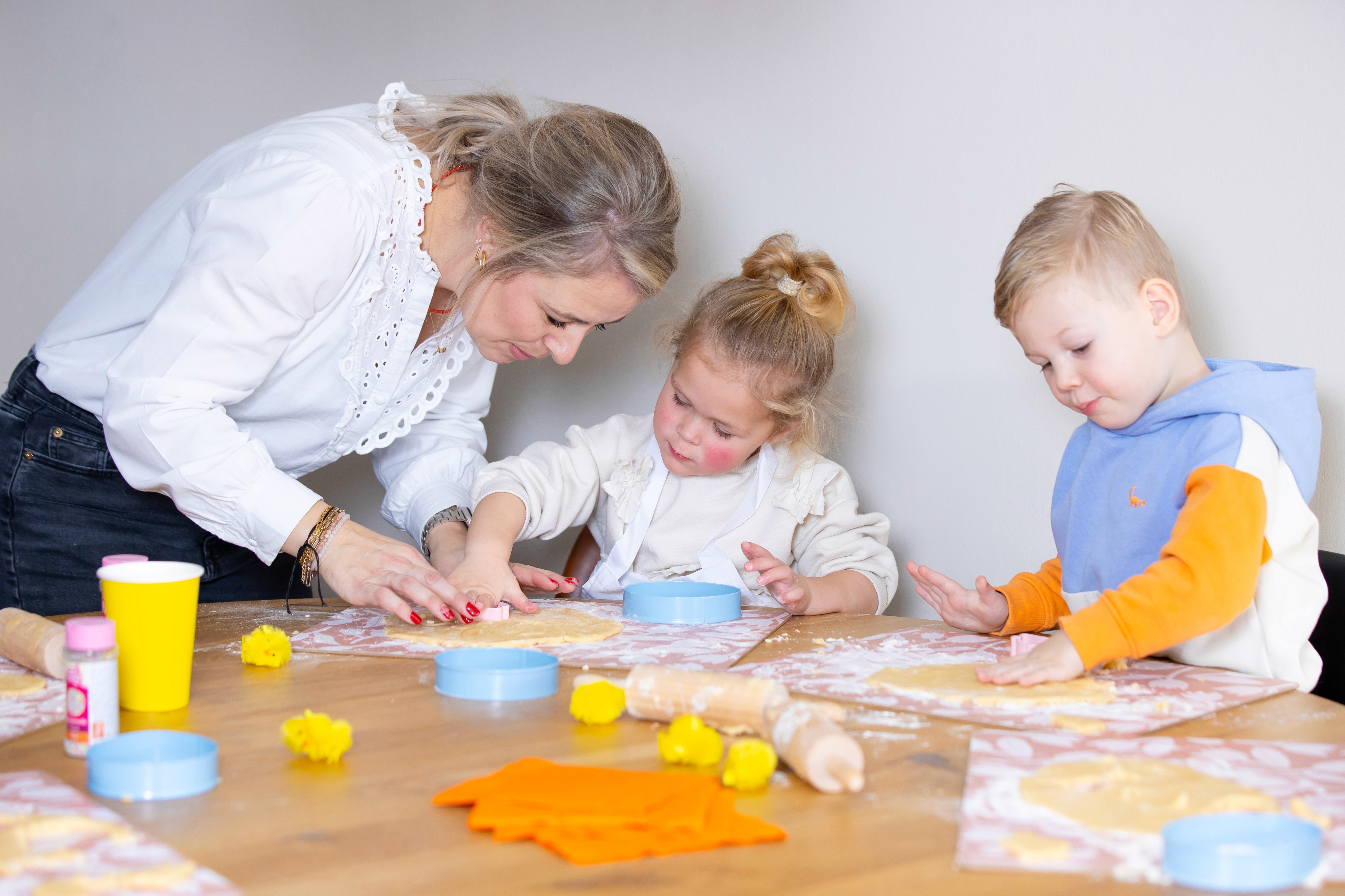 Samen koekjes maken.