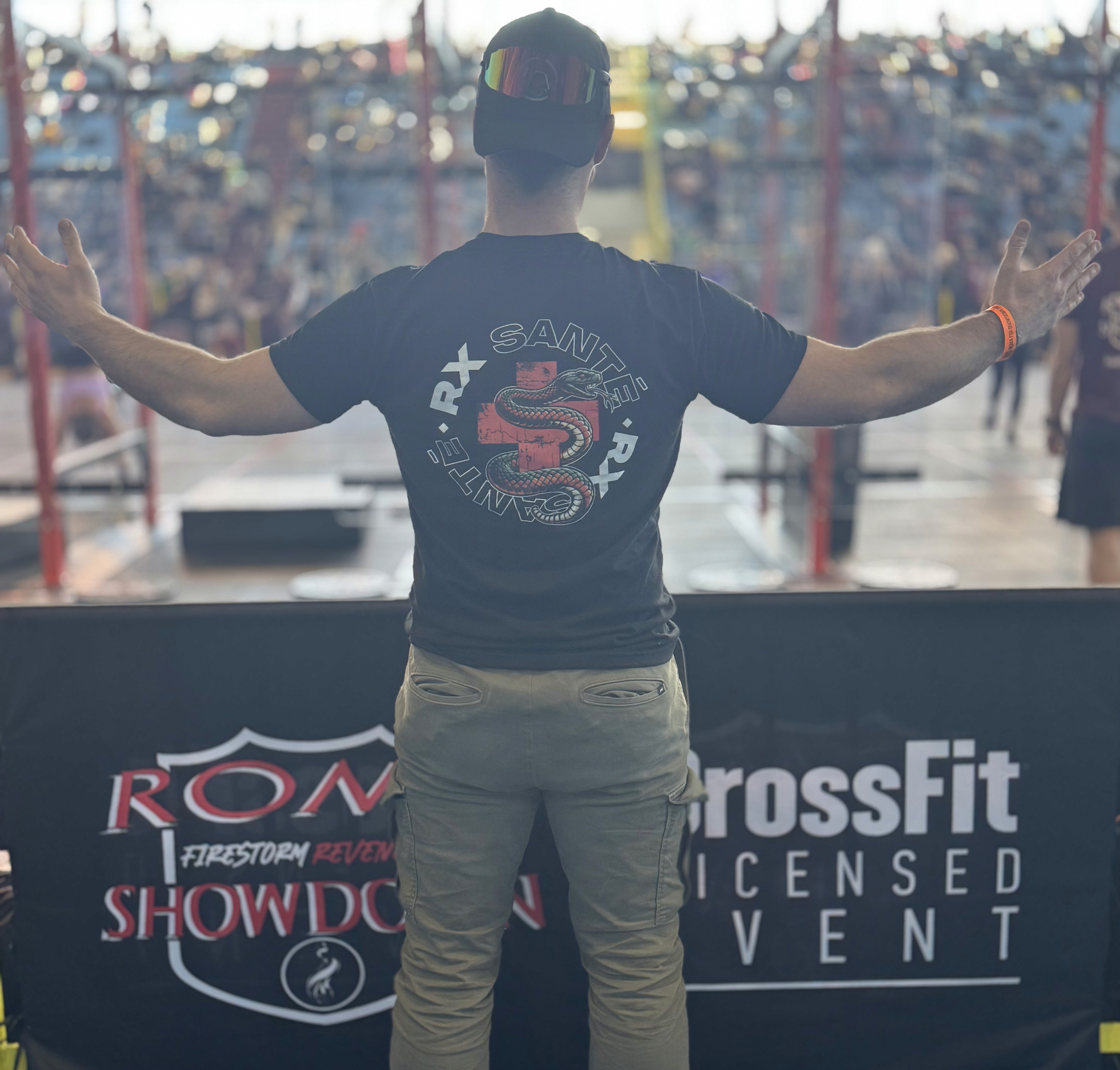 Erwan Kerjolis de dos face à une arène de CrossFit