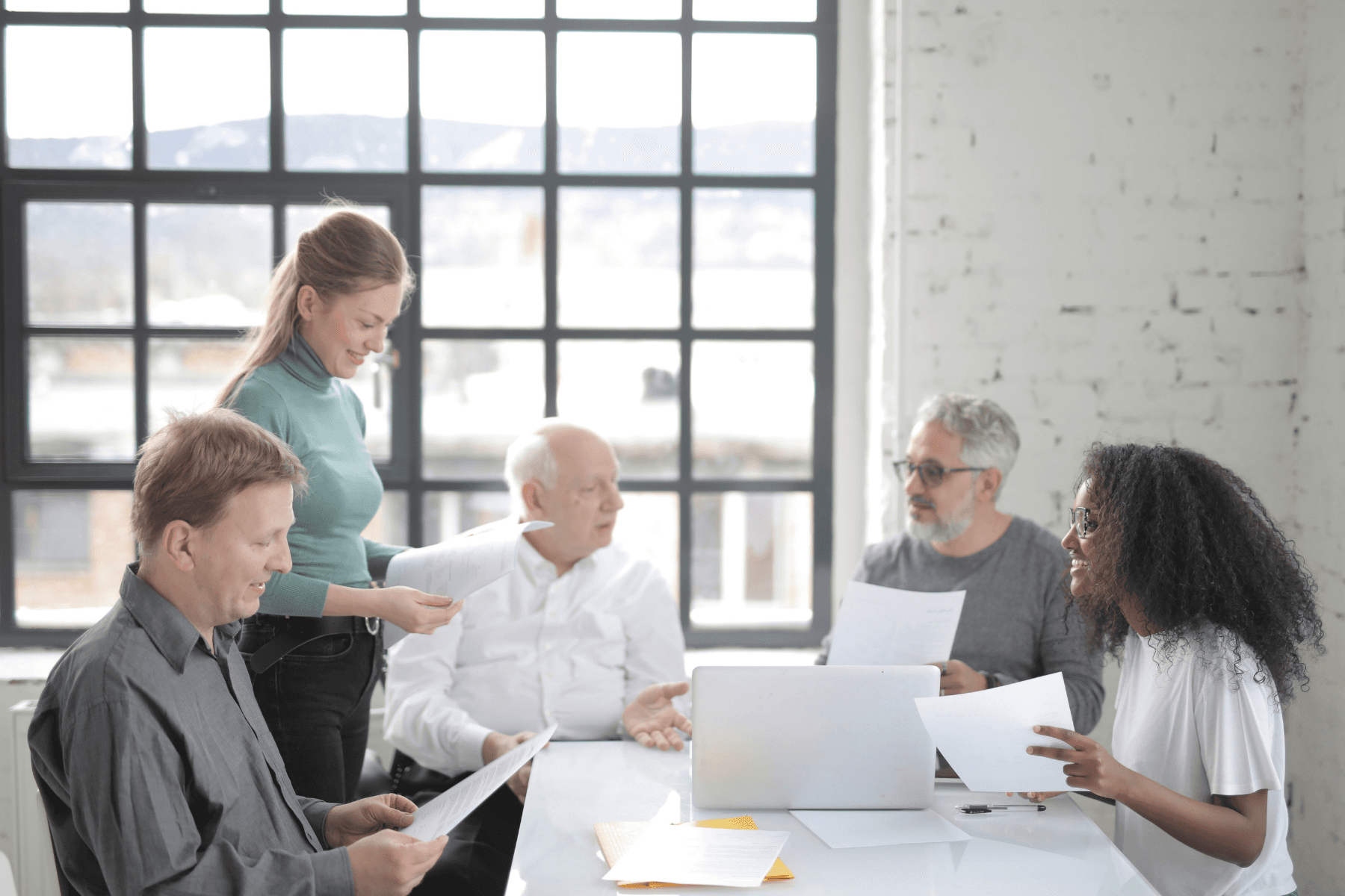 Företag som diskuterar skillnaden mellan factoring och fakturaköp