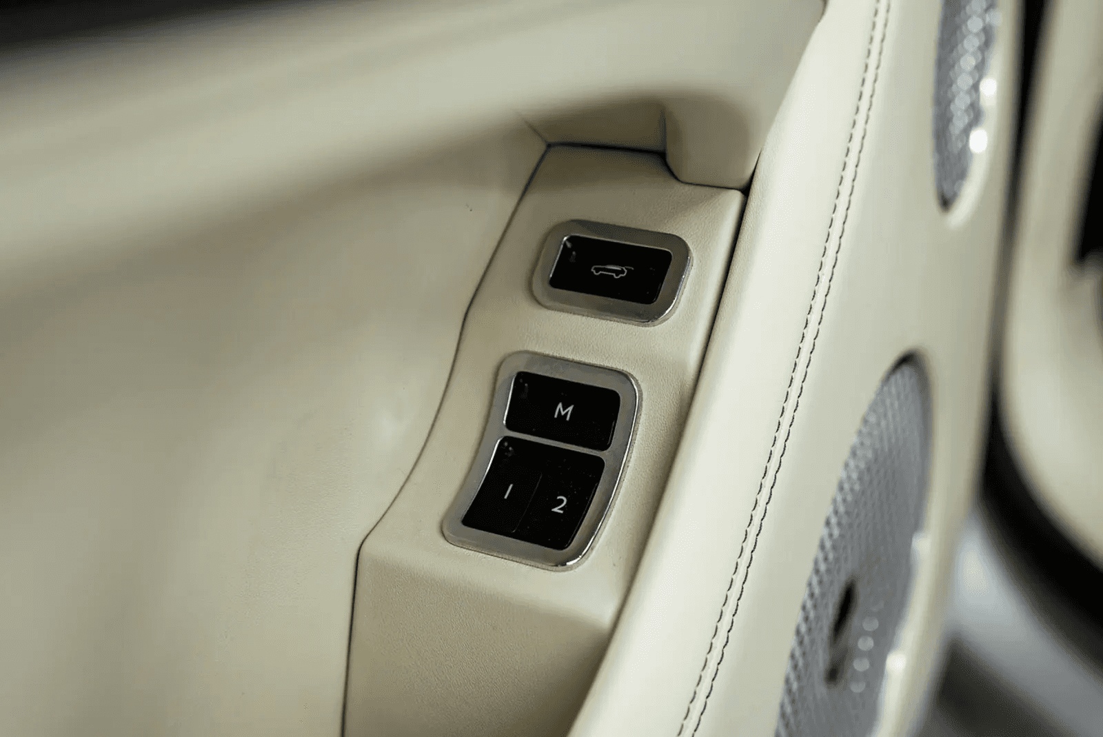 2023 Bentley Bentayga Azure photo 22