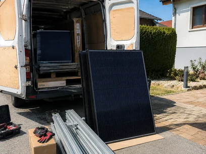 Kombi iz koga se iznose solarni paneli i oprema za montažu.