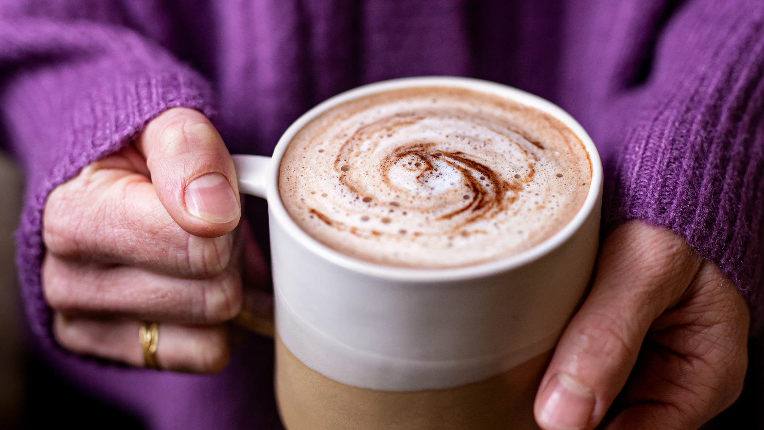 Chocolat chaud tenu dans des mains