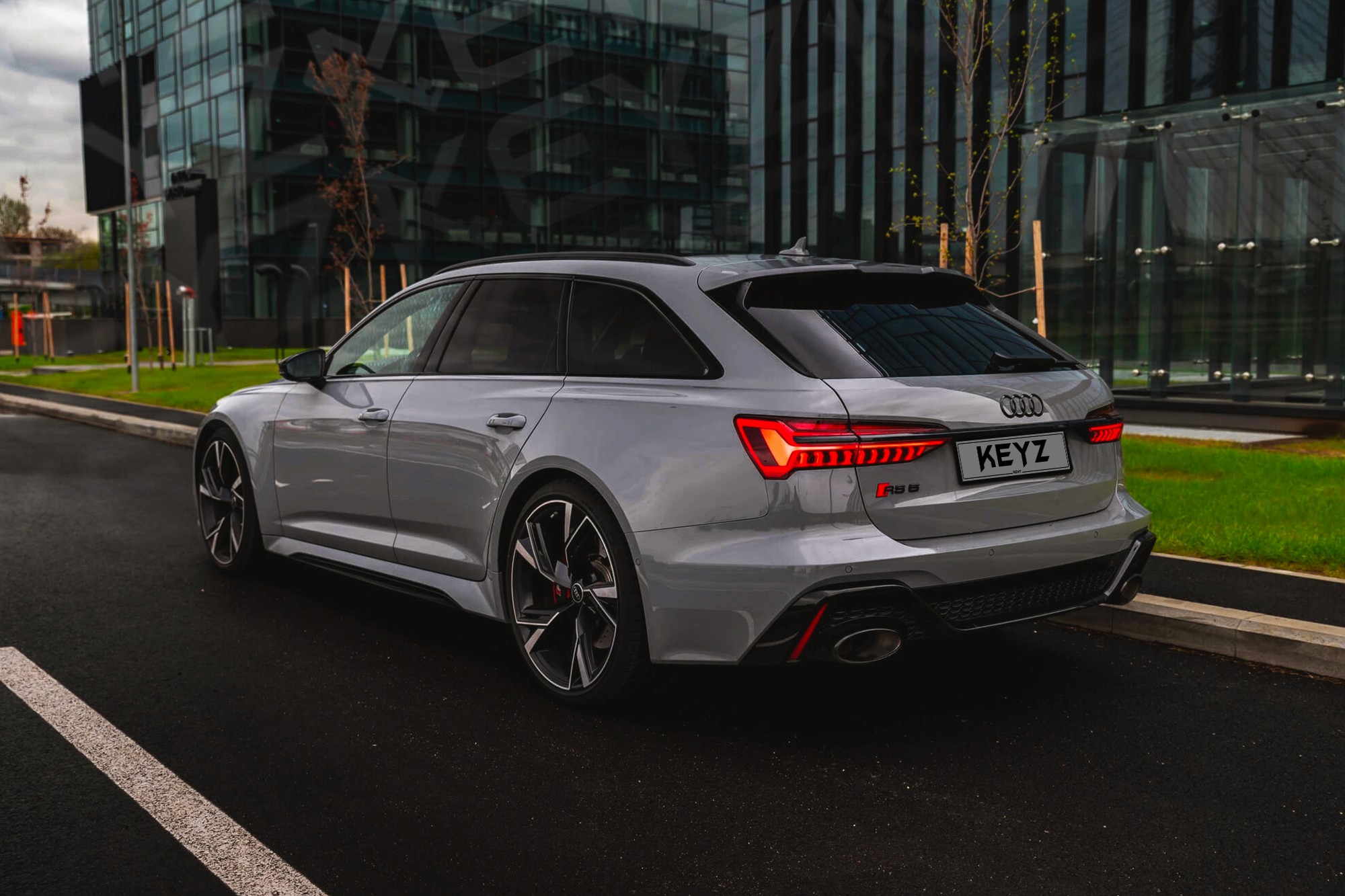 Vue extérieure arrière Audi RS6 Gris – Location Sportive à Dubaï | Keyz Rent