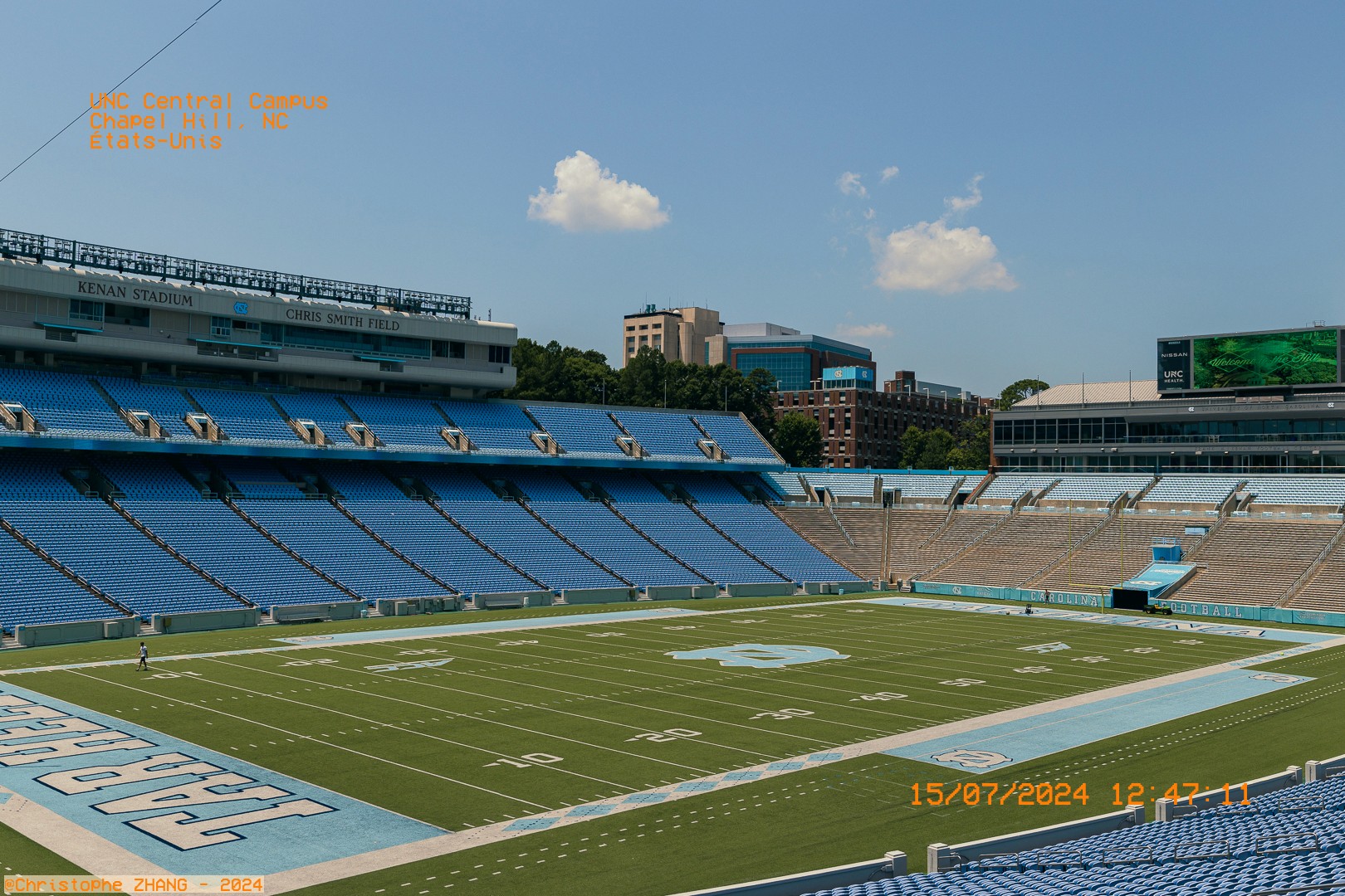 Vue panoramique du Kenan Stadium à UNC Chapel Hill, avec terrain de football vide.ootball de l'université Caroline du Nord 