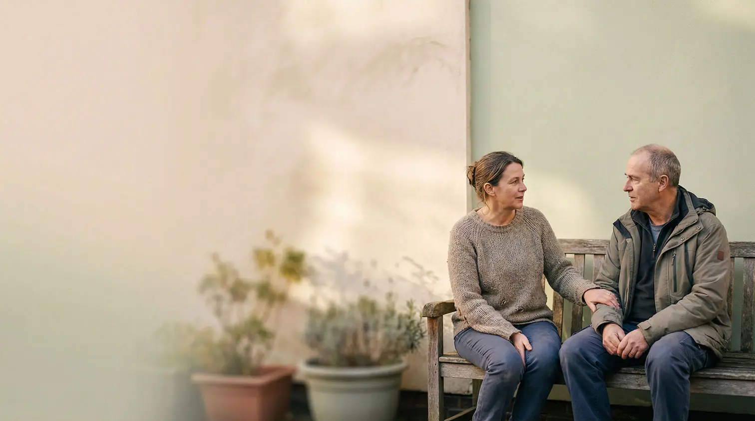 Representación de bienestar y salud mental en adultos mayores: escena de apoyo emocional y acompañamiento para el diseño de experiencias inclusivas.