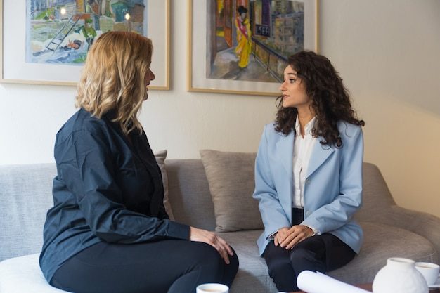 Adviseur in gesprek over afspraken