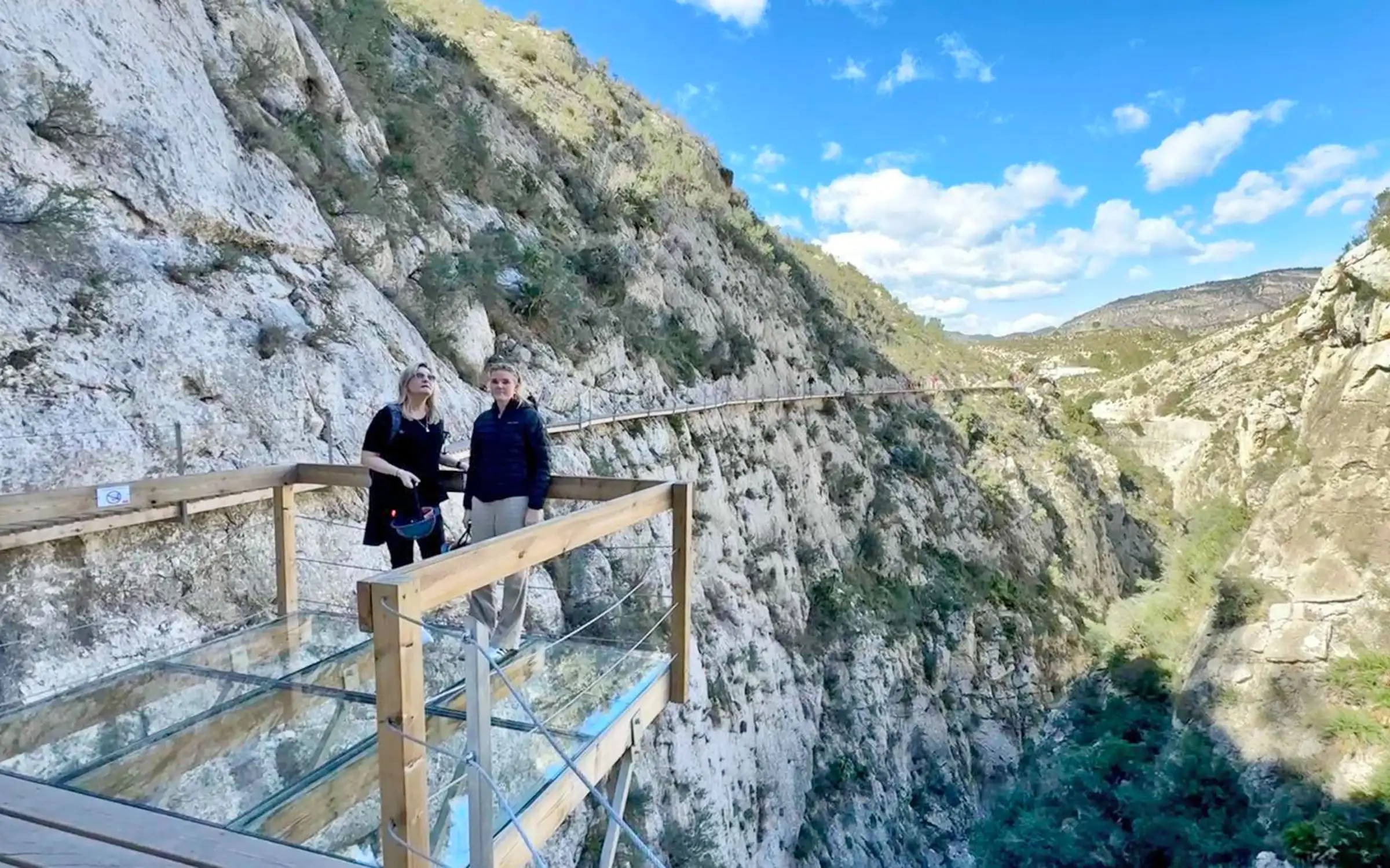 Fotostopp underveis på fotturen La Pasarela De La Presa De Relleu | Expa Travel