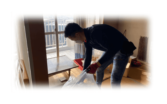 片付けている男性