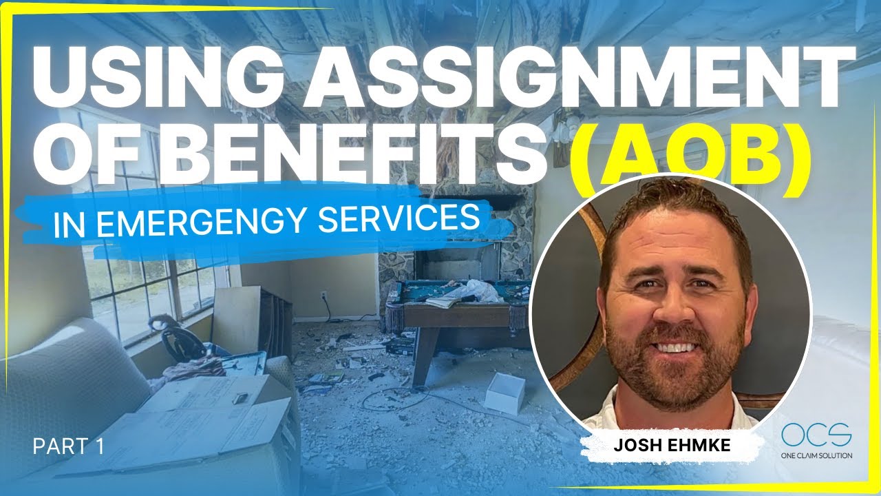 une chambre endommagée avec des débris sur le sol