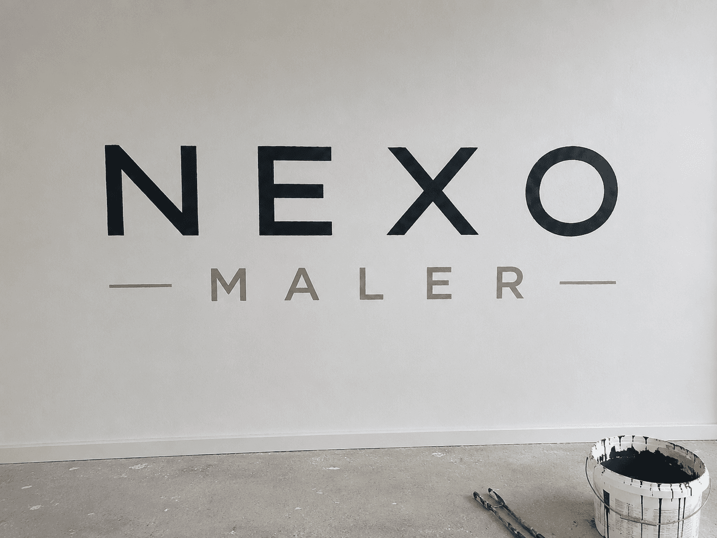 Nexo Maler logo på væg
