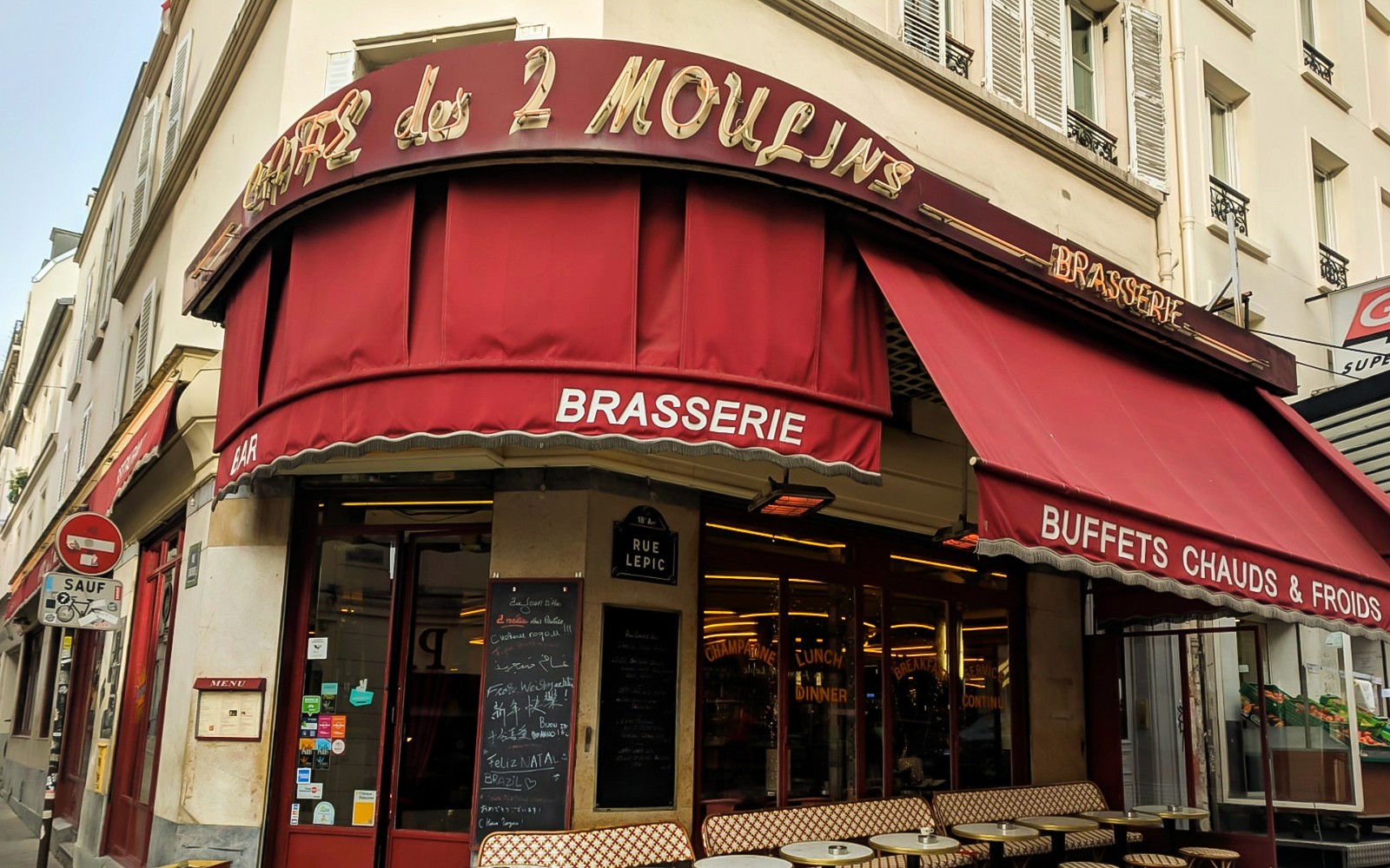 Labas ng Cafe des 2 Moulins na may pulang tolda sa Rue Lepic, Paris.