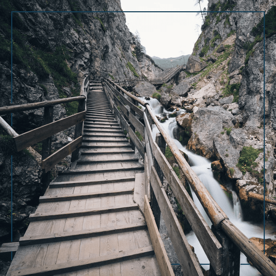 Eine Brück über einen steinigen Weg