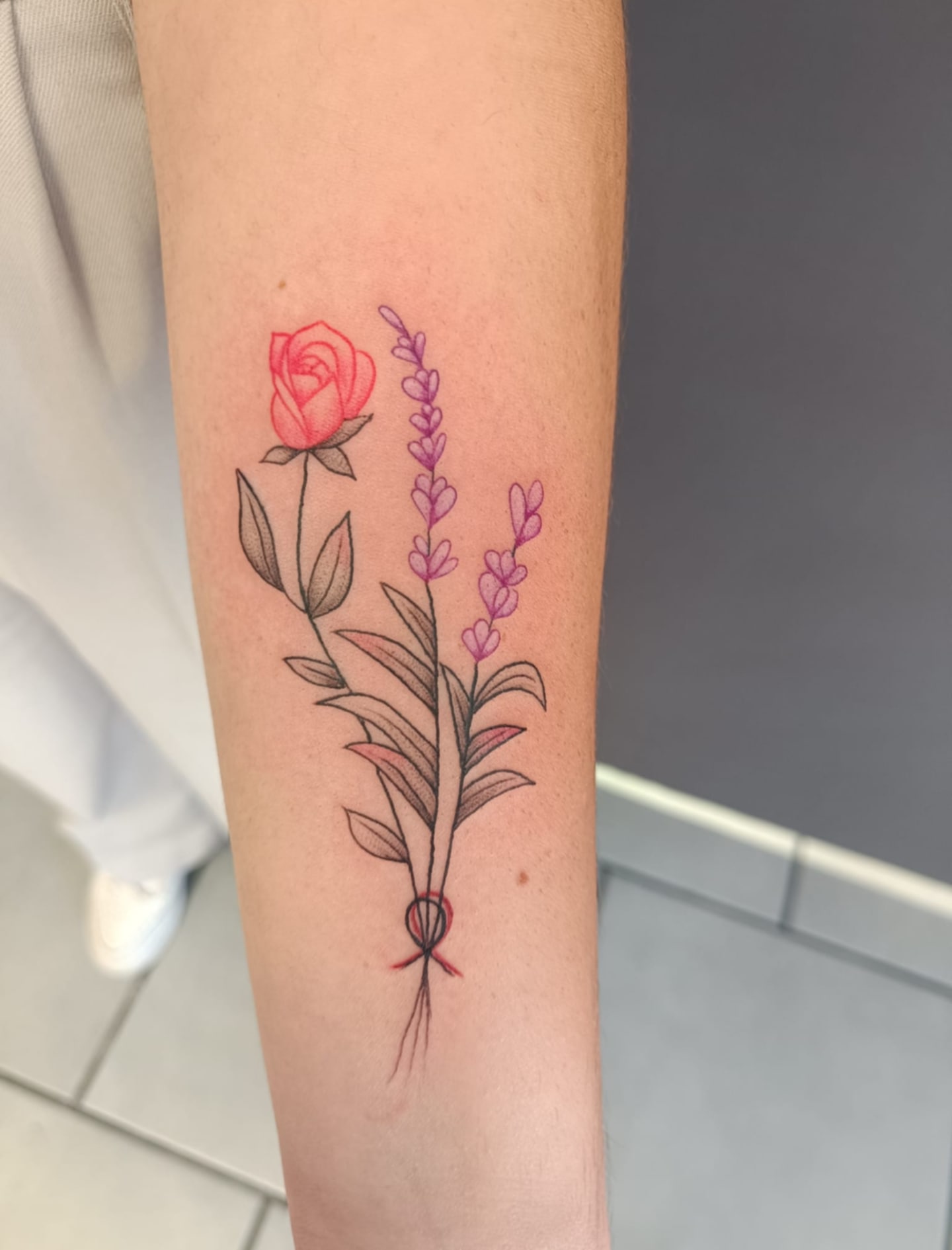 tatouage avant bras pétales rose et rouge