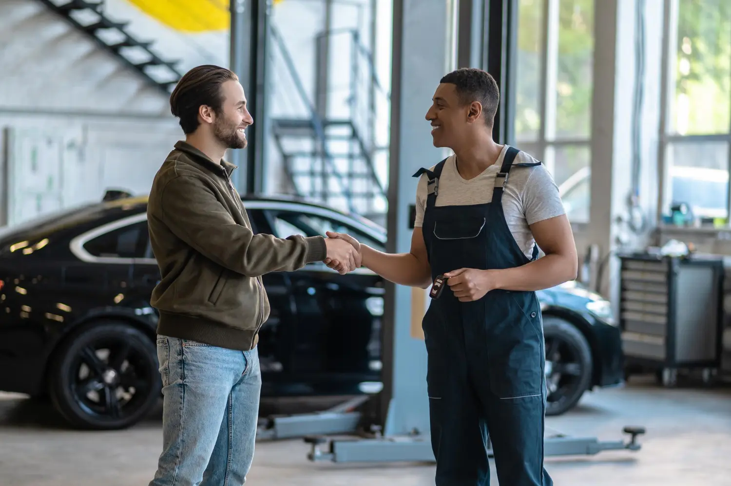 Technicien Five Star sert la main a un client satisfait