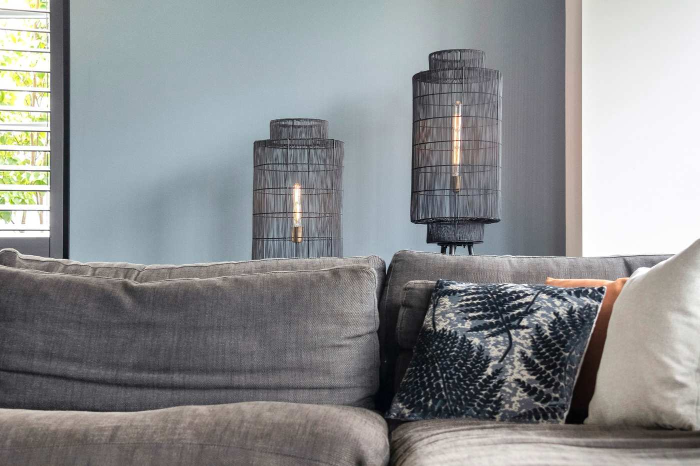 tafellampen achter bank, interieurstyling