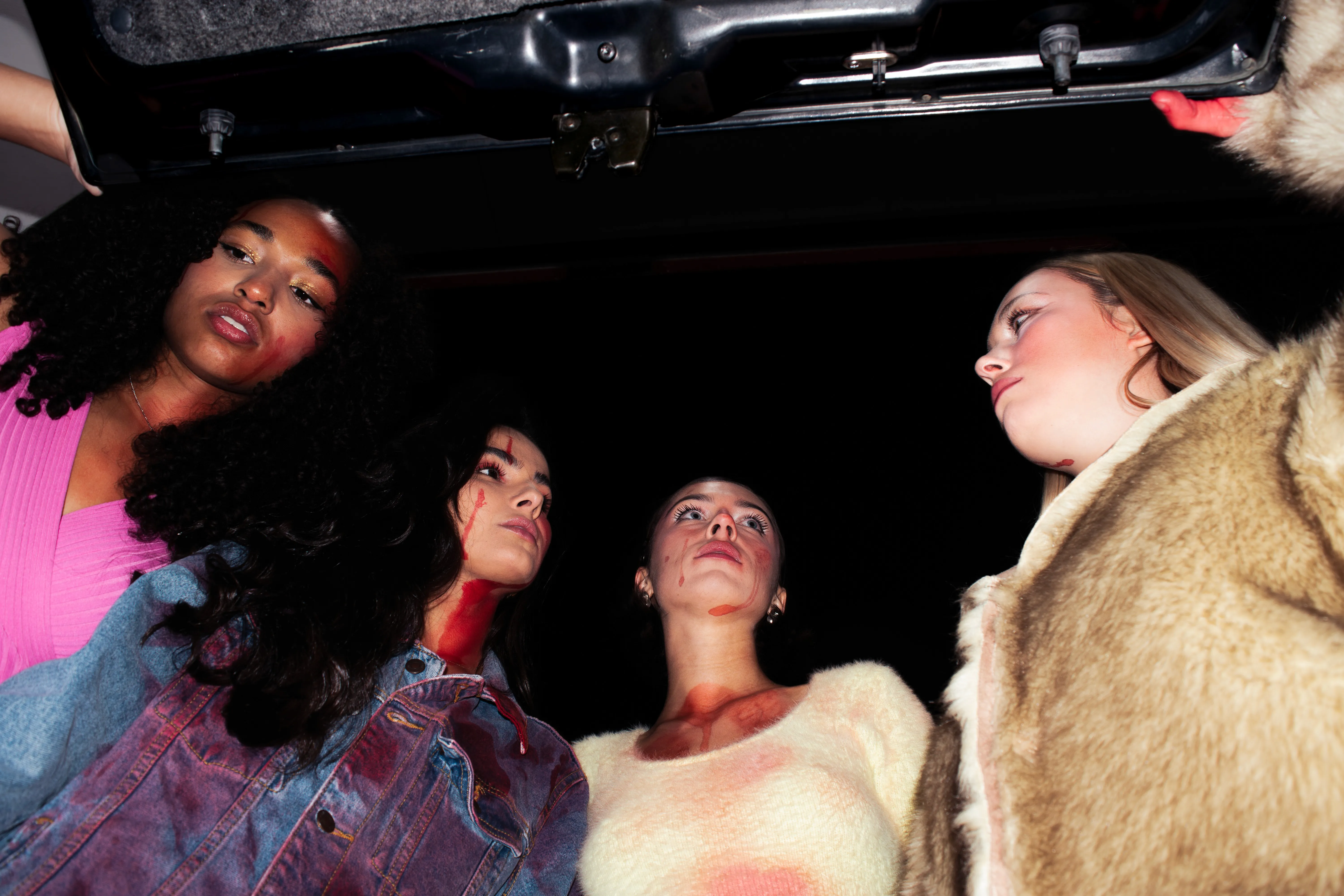 Reportage photo de mode de nuit de groupe et direction de modèle pour un éditorial artistique.