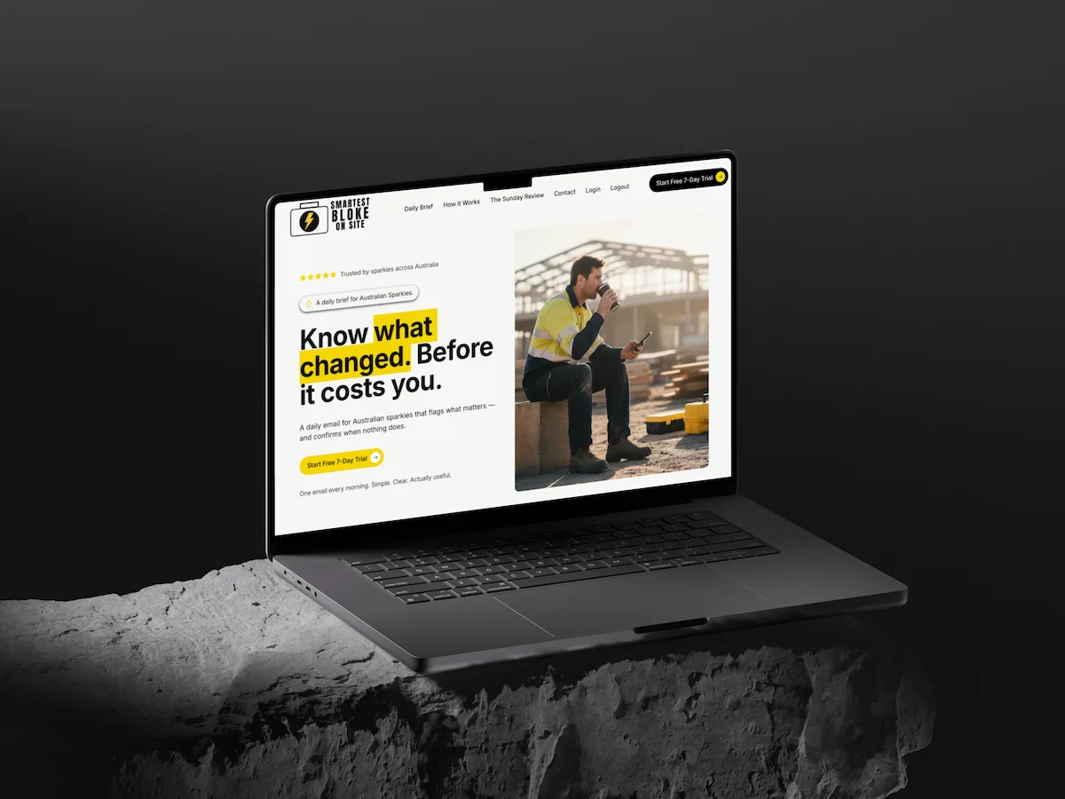 MacBook Pro Mockup auf einem Stein präsentiert das moderne Framer-Website-Design für ‚Smartest Bloke on Site‘, eine spezialisierte Plattform für Elektriker und Handwerker, gestaltet von der Framer Agentur Webnity-X.