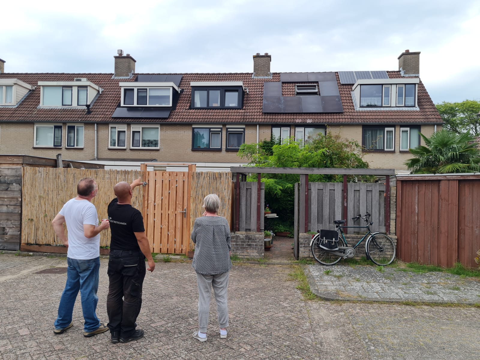 A+ Elektrotechniek eigenaar geeft klanten advies over zonnepanelen.