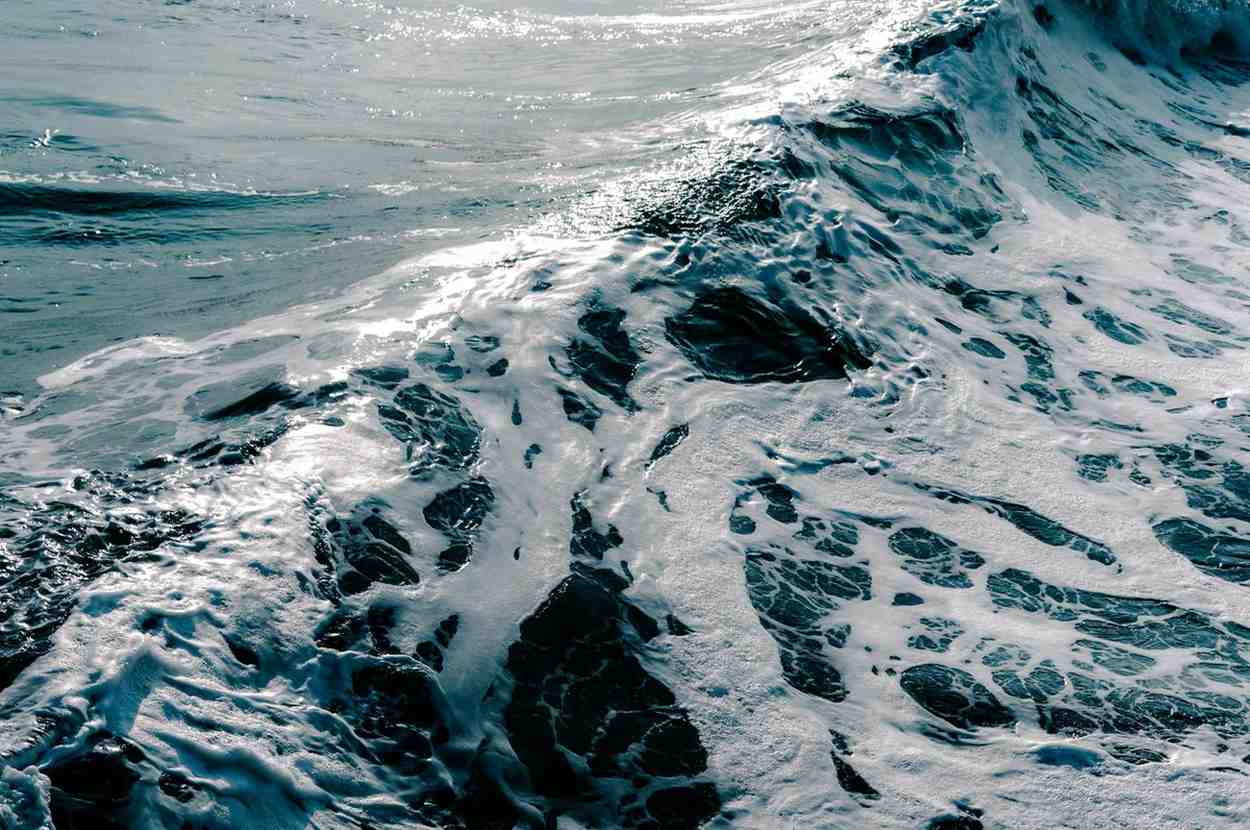 Powerful ocean waves – surfboard rental in El Salvador