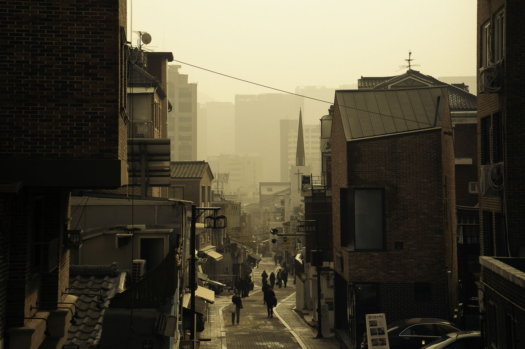 Rue de Séoul au coucher du soleil, photographie de voyage par Robin Masson