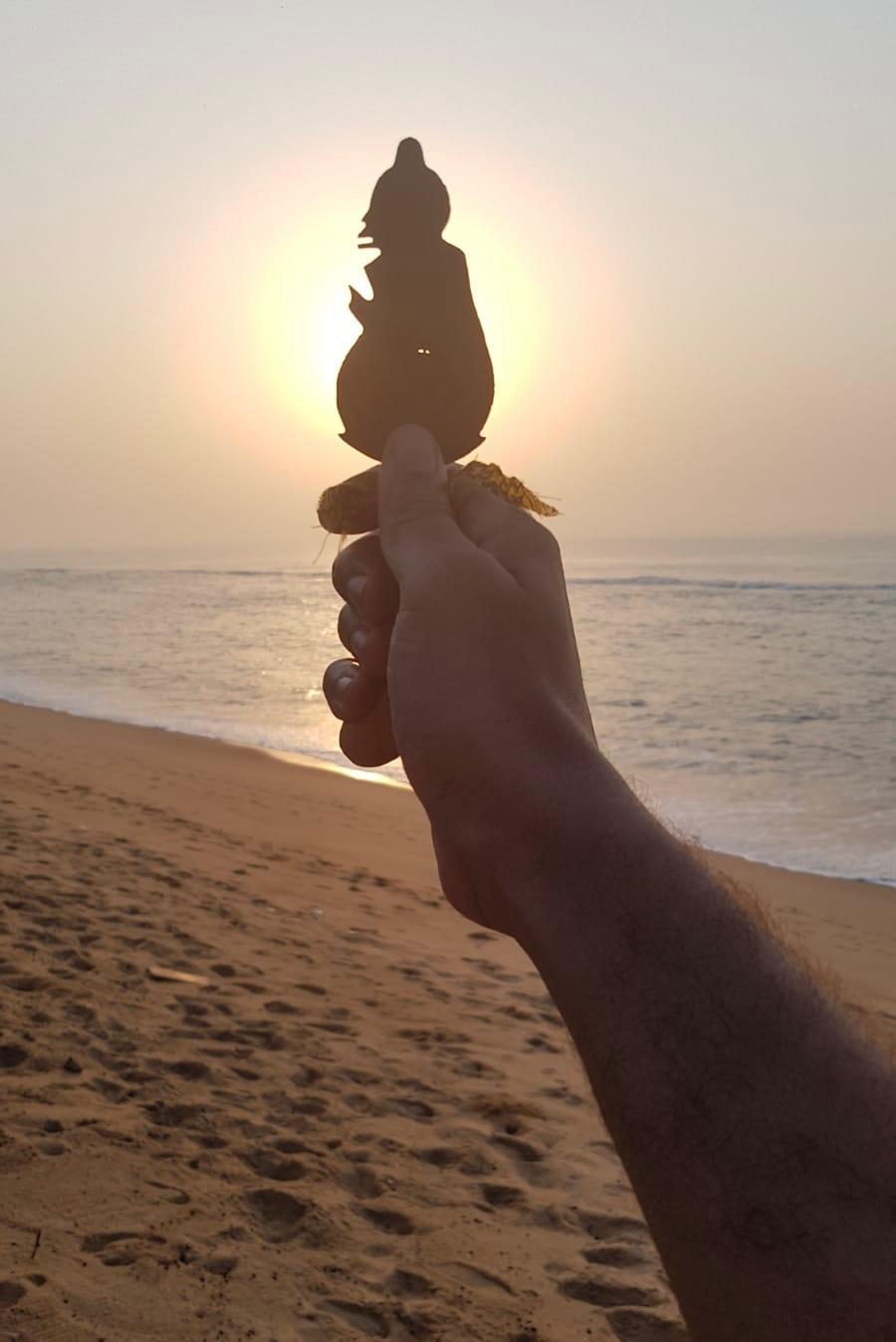 Keris bij zonsondergang aan zee