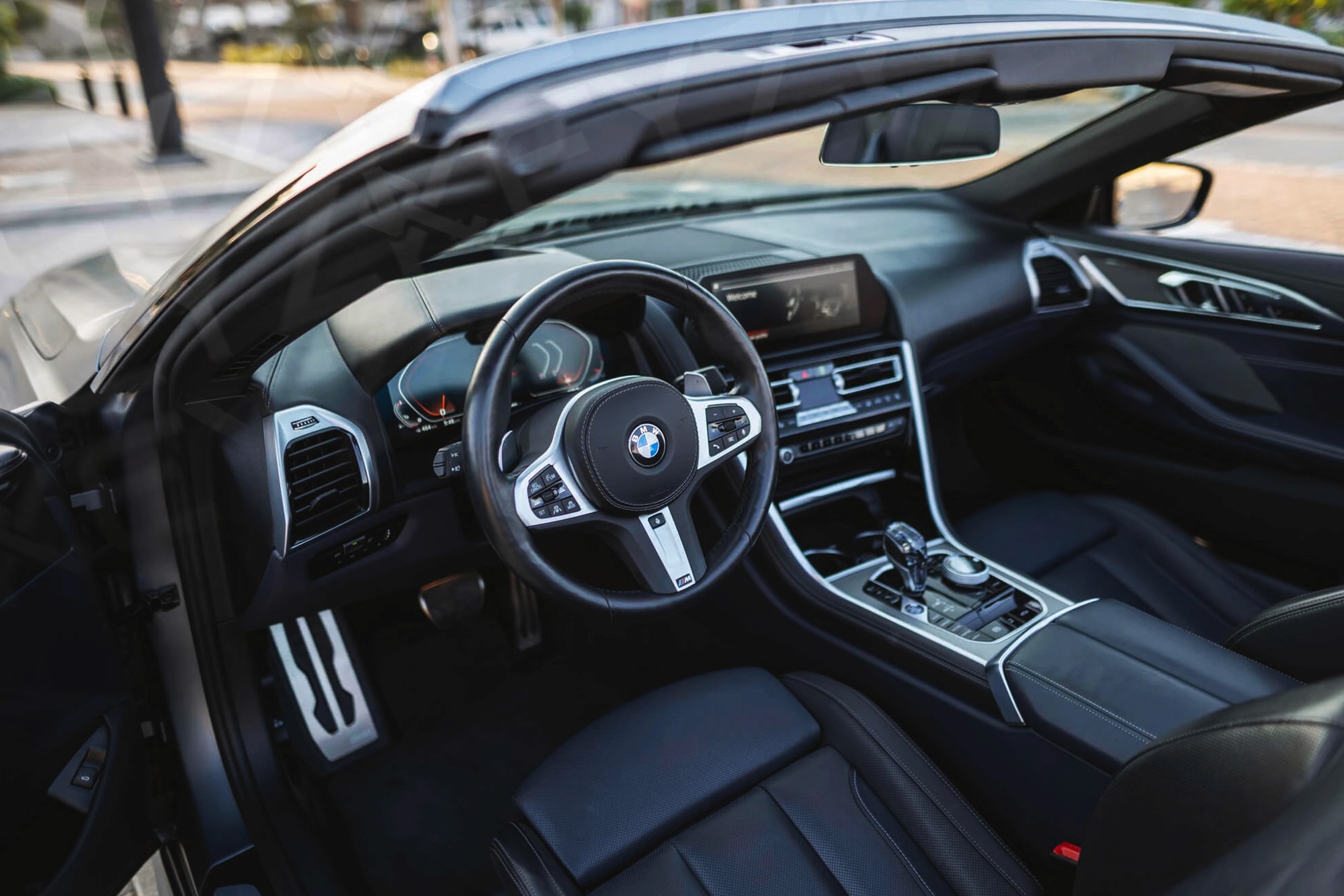 Vue interieur BMW M850i Cabriolet Gris – Location Sportive à Dubaï | Keyz Rent