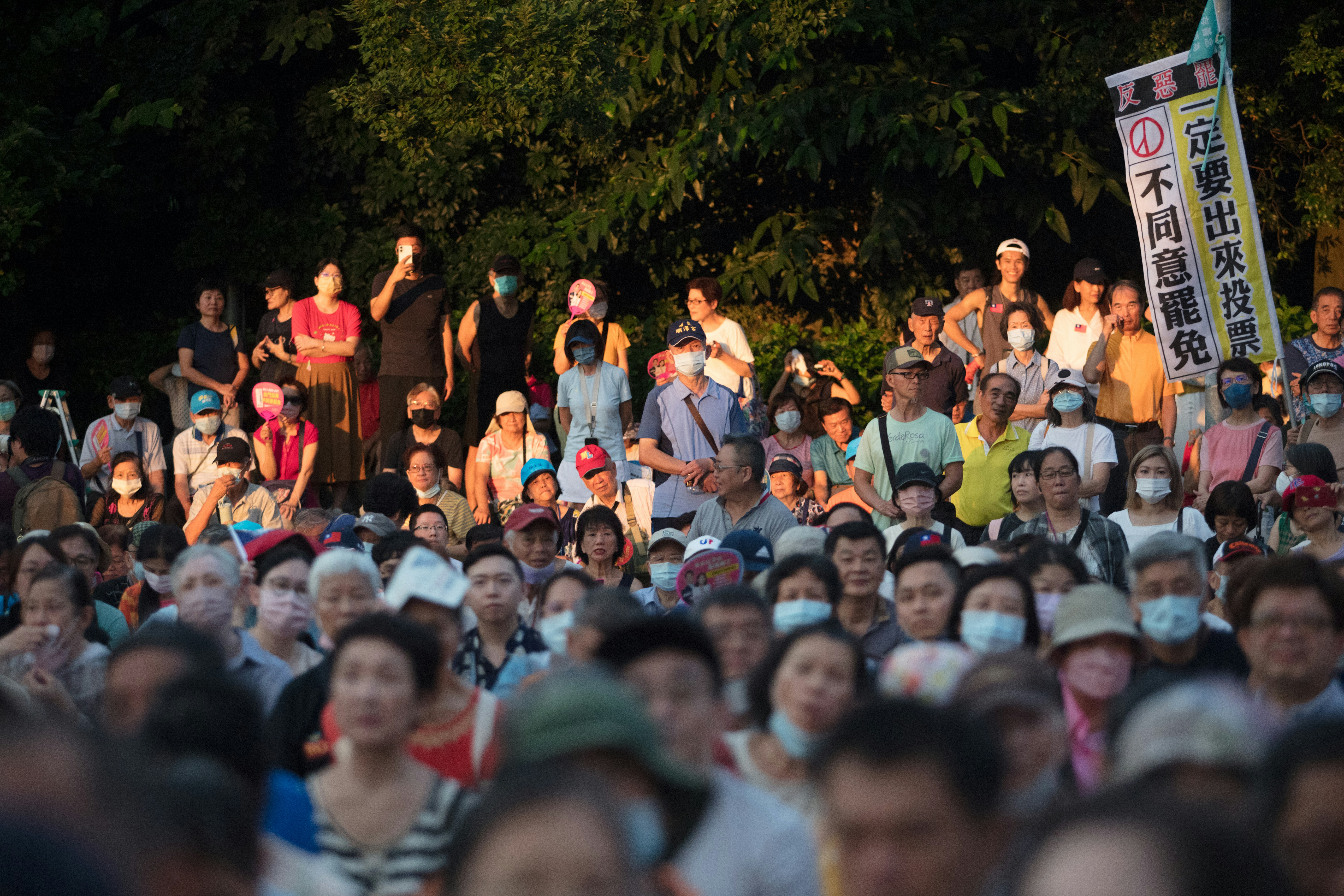 Person liest Informationen zu einem Background Check auf einem Tablet in einem modernen Büro.