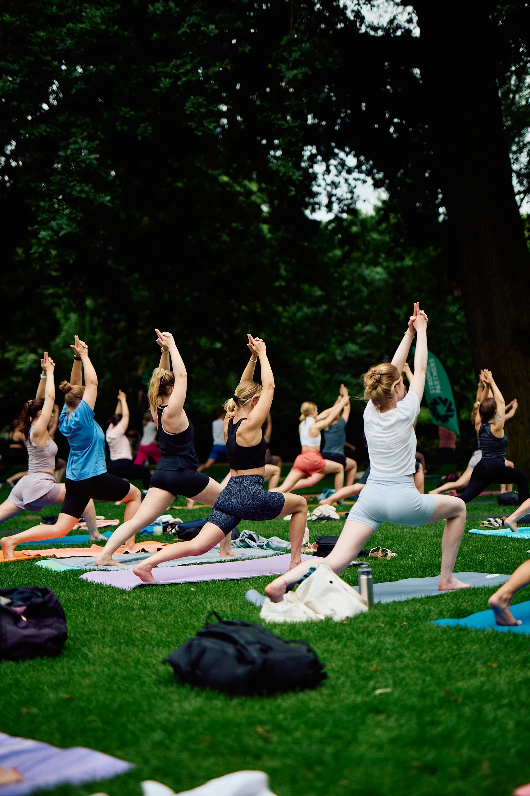 strong Partners Dienstleister für BGM und BGF leitet eine Yoga Einheit im Allwetterzoo an