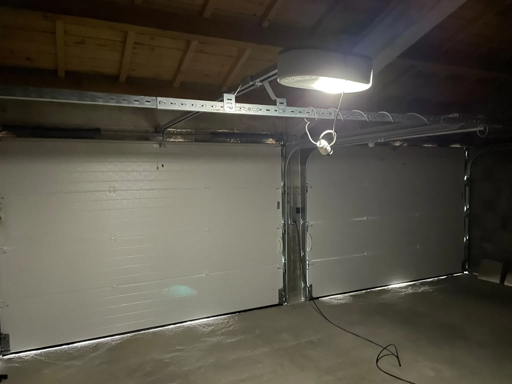 Grande porte de garage vue de l’intérieur — AFermetures