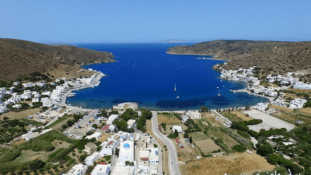 Το λιμάνι και ο παραδοσιακός οικισμός στα Κατάπολα