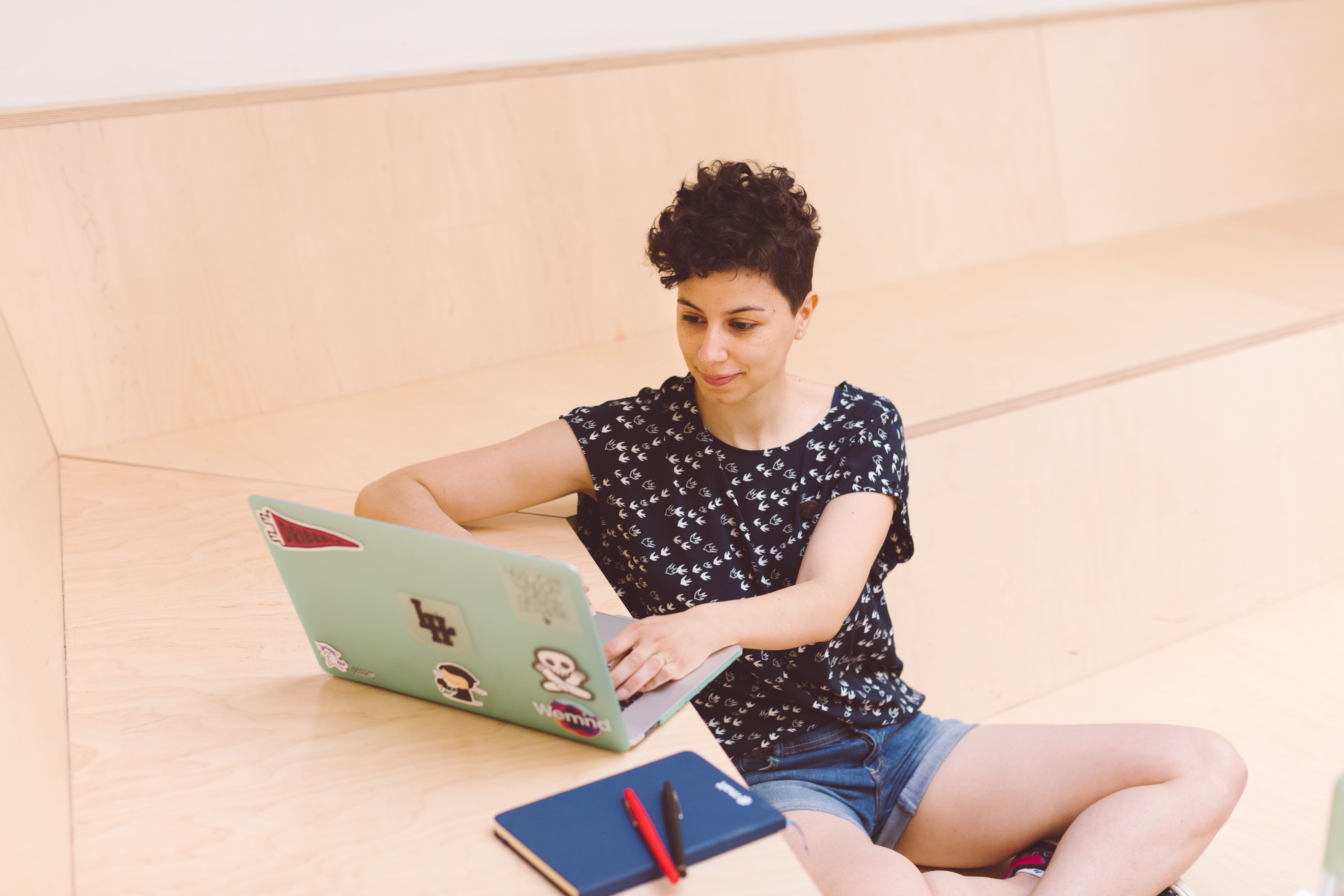 Portrait de Maeva Dosimont, Senior Product Designer basée à Montréal, spécialisée en design system, UX research et product design SaaS.
