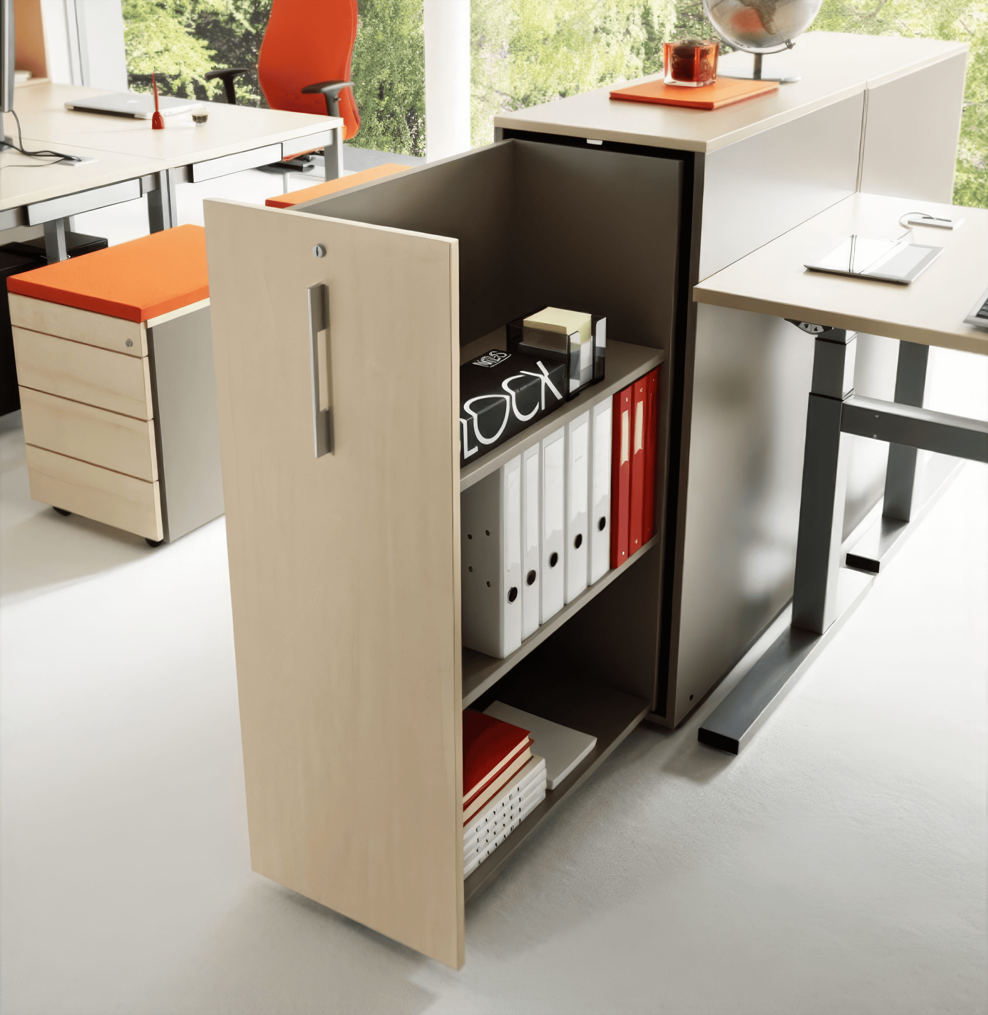 MW Interior  - Geöffneter Büroschrank mit Schwenktür in Ahorn, gefüllt mit Ordnern und Büchern, neben höhenverstellbarem Schreibtisch und orangem Rollcontainer" Beschreibung: Praktischer Büroschrank mit breiter Schwenktür in Ahorndekor und offenem Regalinnenleben für Ordner und Ablage – Teil eines durchdachten Arbeitsplatzsystems mit höhenverstellbarem Tisch und farbakzentuiertem Rollcontainer in Orange.