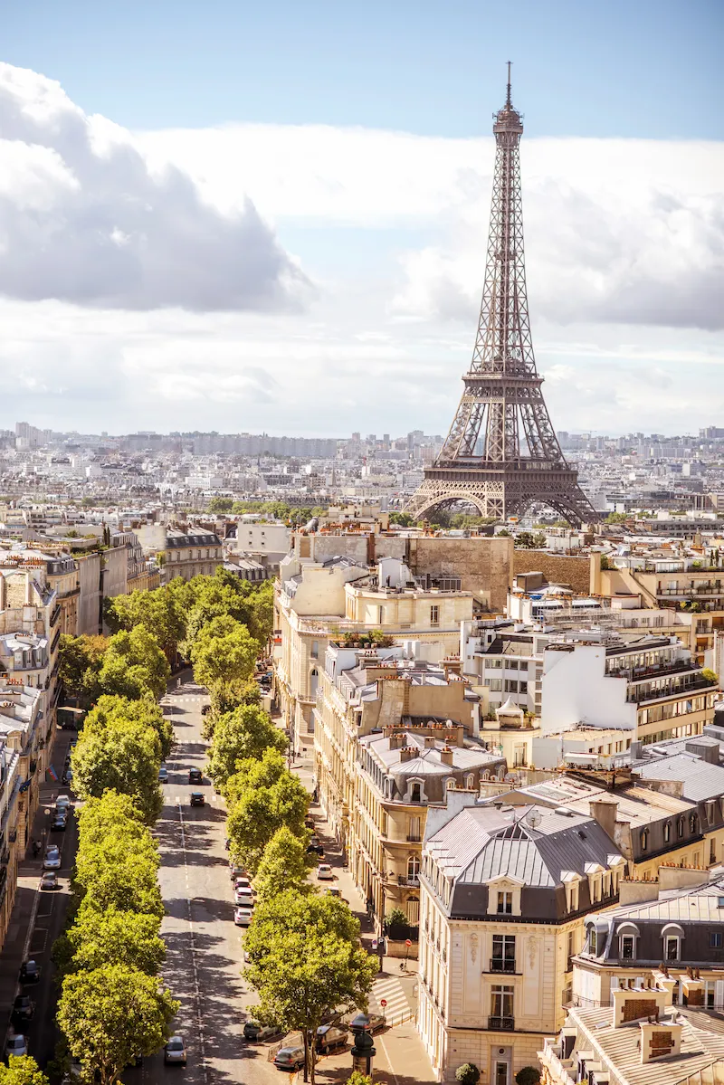 Vista da Torre Eiffel e dos telhados de Paris ao entardecer